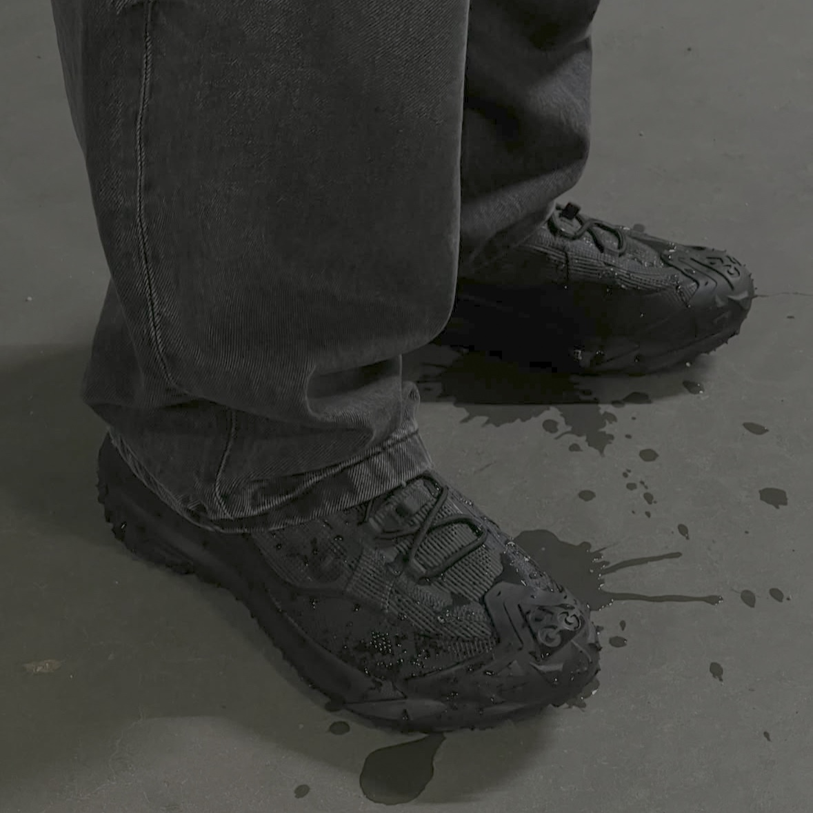 Nike ACG Mountain Fly 2 Low Gore-Tex Black and Dark Smoke Grey 착용 스타일