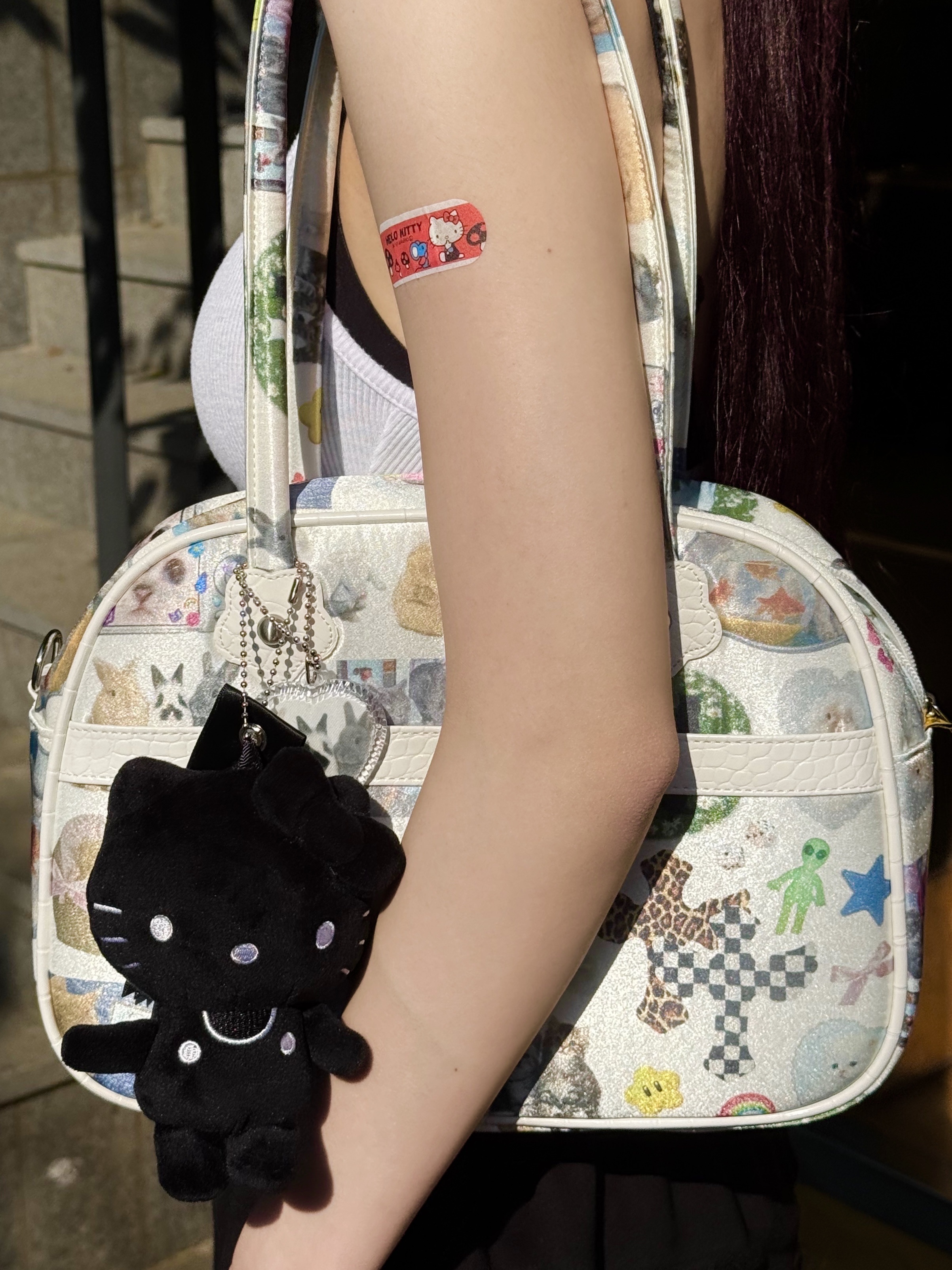 UnsteadyMarket Collage Tote Bag 착용 스타일 - 1
