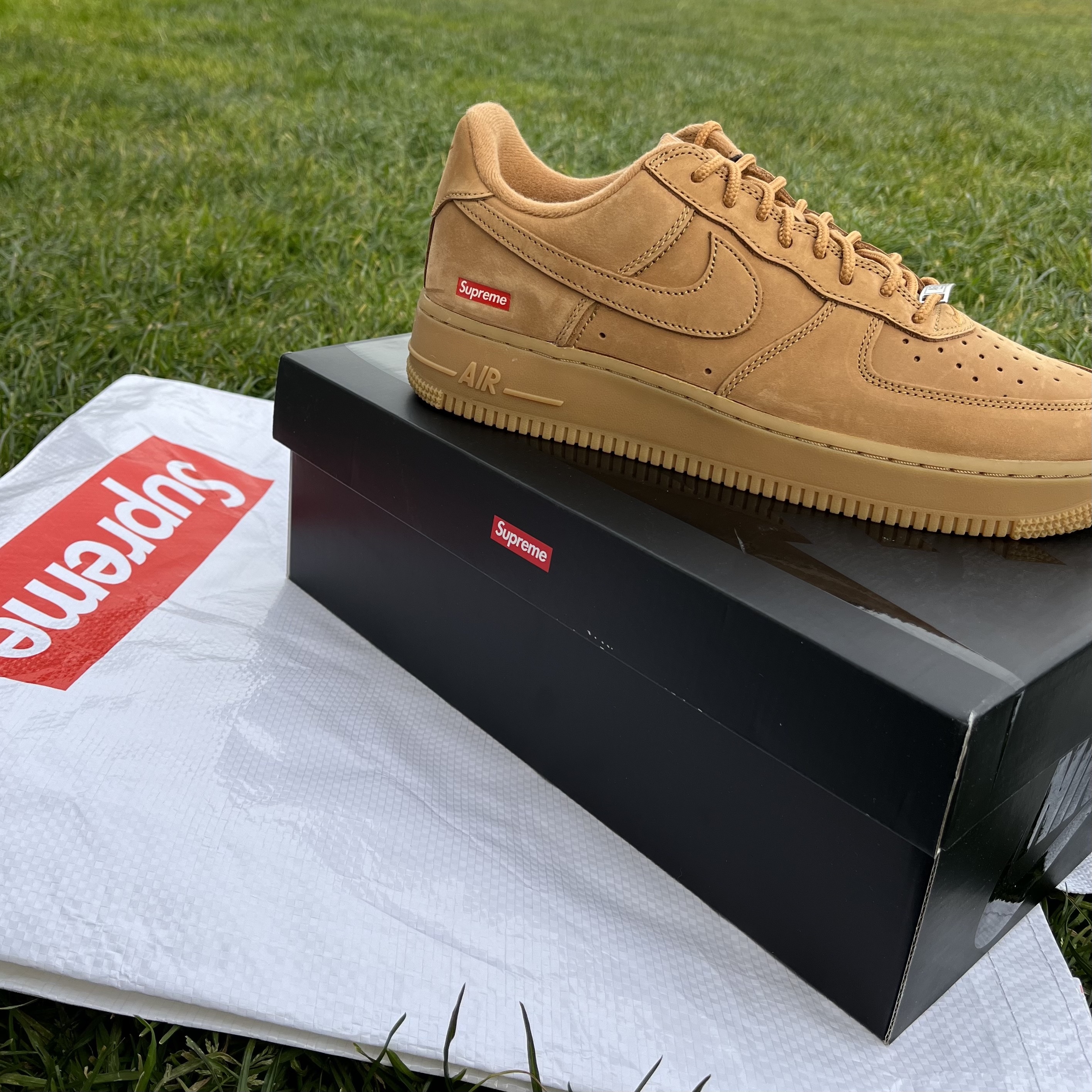 Nike x Supreme Air Force 1 Low Flax 착용 스타일