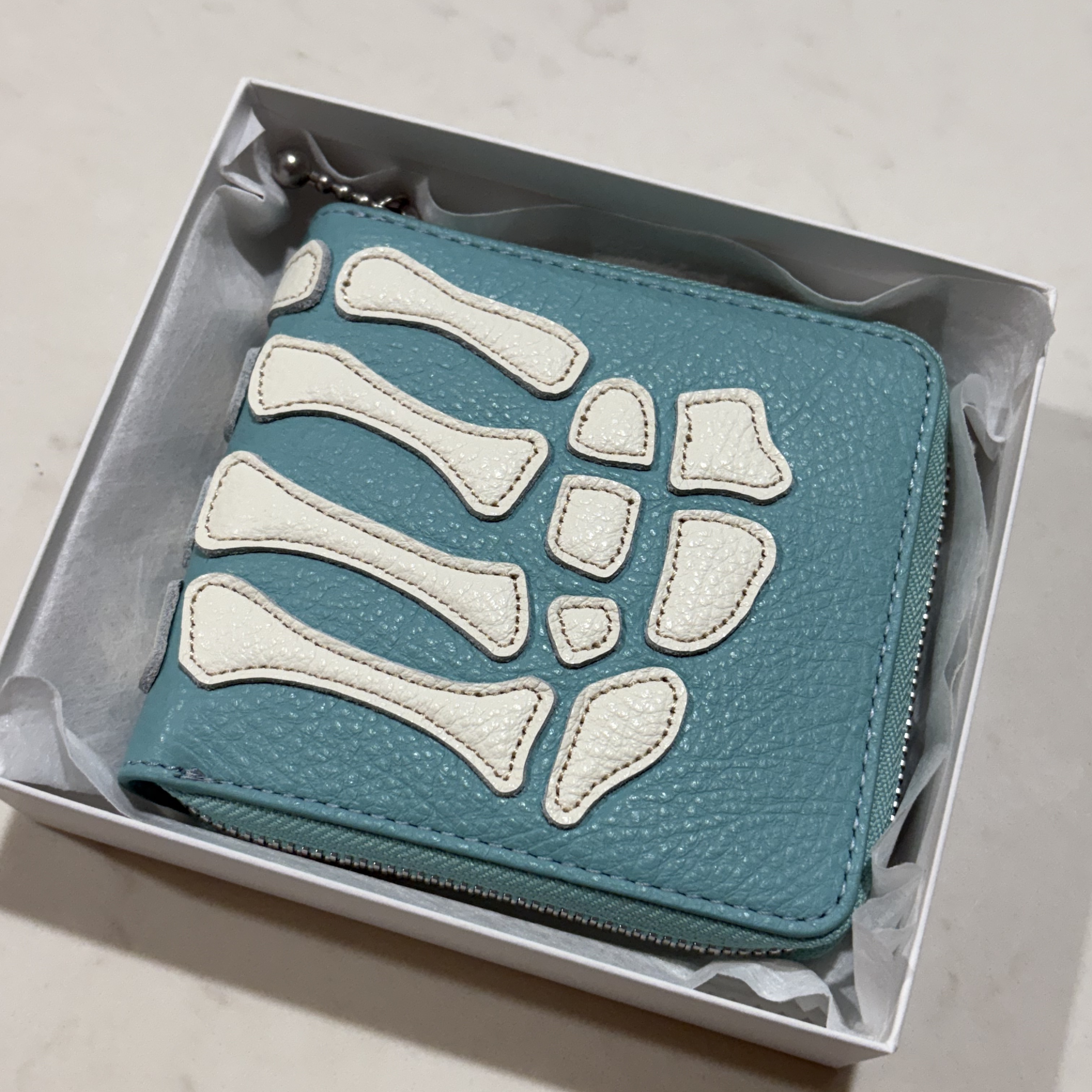 Kapital Thumbs Up Bone Hand Zip Wallet Powder Blue 착용 스타일 - 2