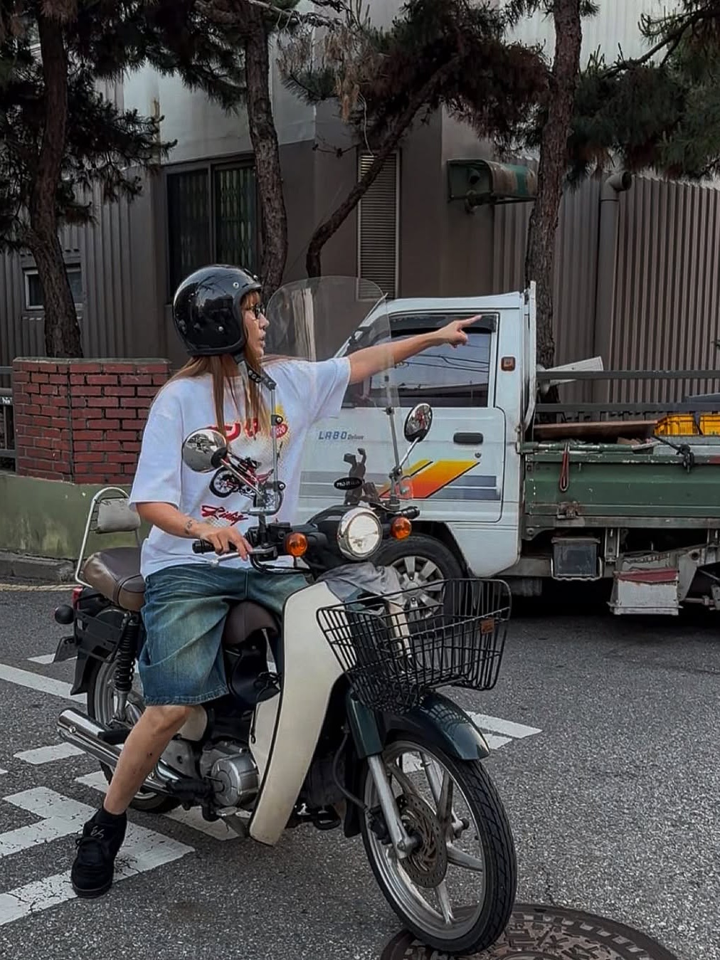 Honda Wing Logo Carpenter Bermuda Pants Blue, Honda Anime CT 125 Short Sleeve White 착용 스타일 - 4