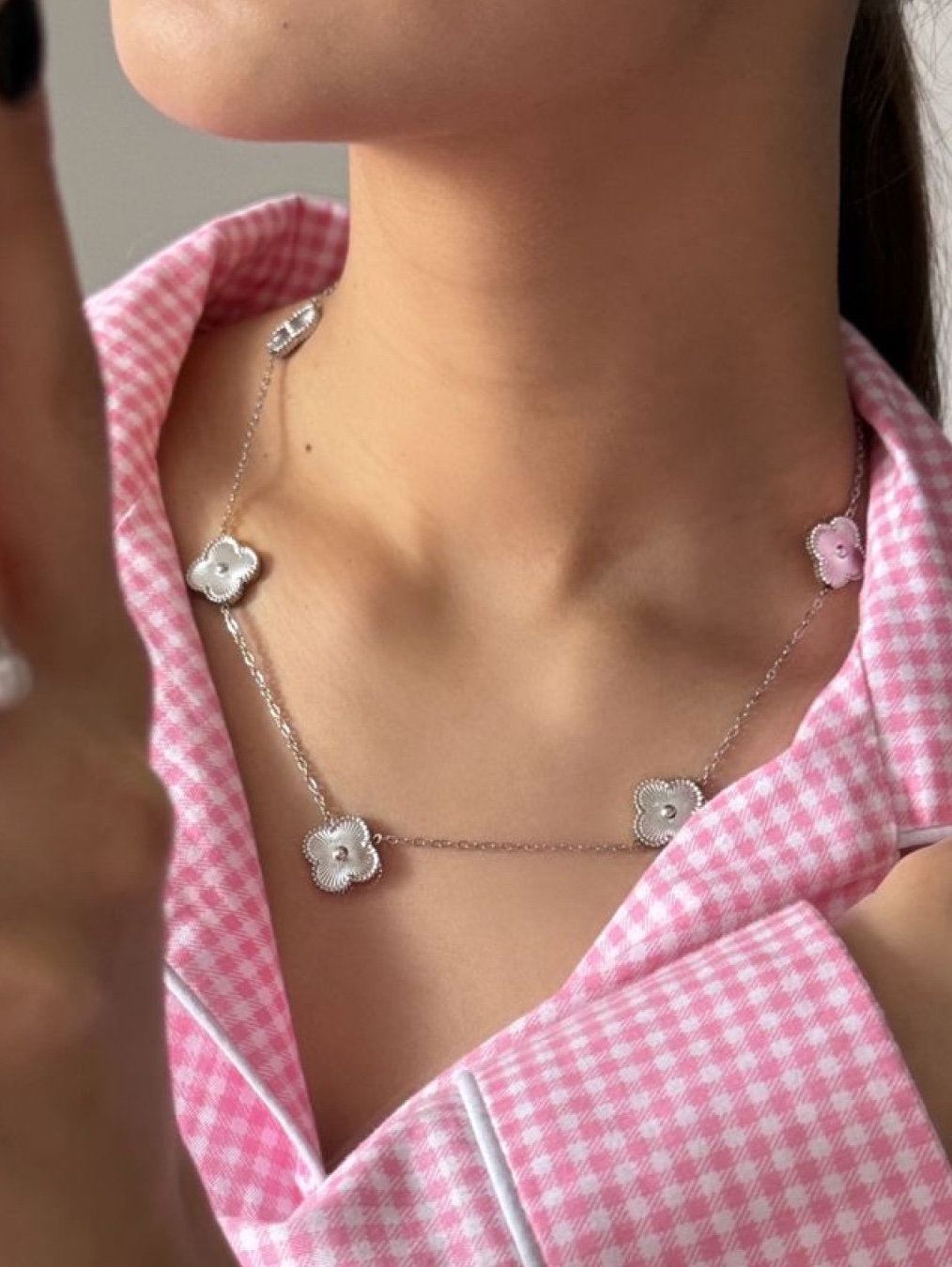 (W) Van Cleef & Arpels Vintage Alhambra Pendant Yellow Gold Onyx, (W) Van Cleef & Arpels Vintage Alhambra Long Necklace 20 Motifs White Gold Diamond 착용 스타일 - 3
