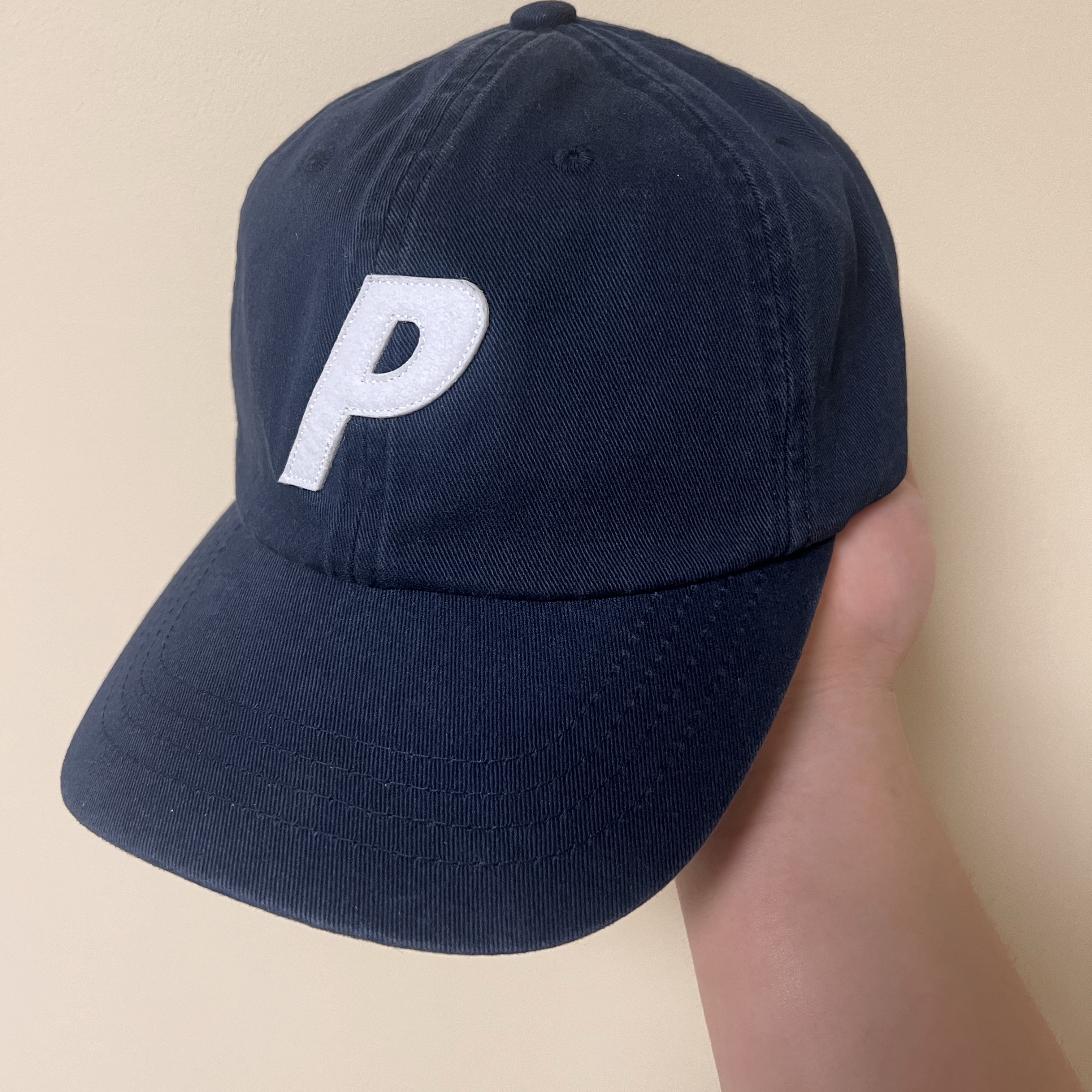 Palace P 6-Panel Navy 착용 스타일 - 1