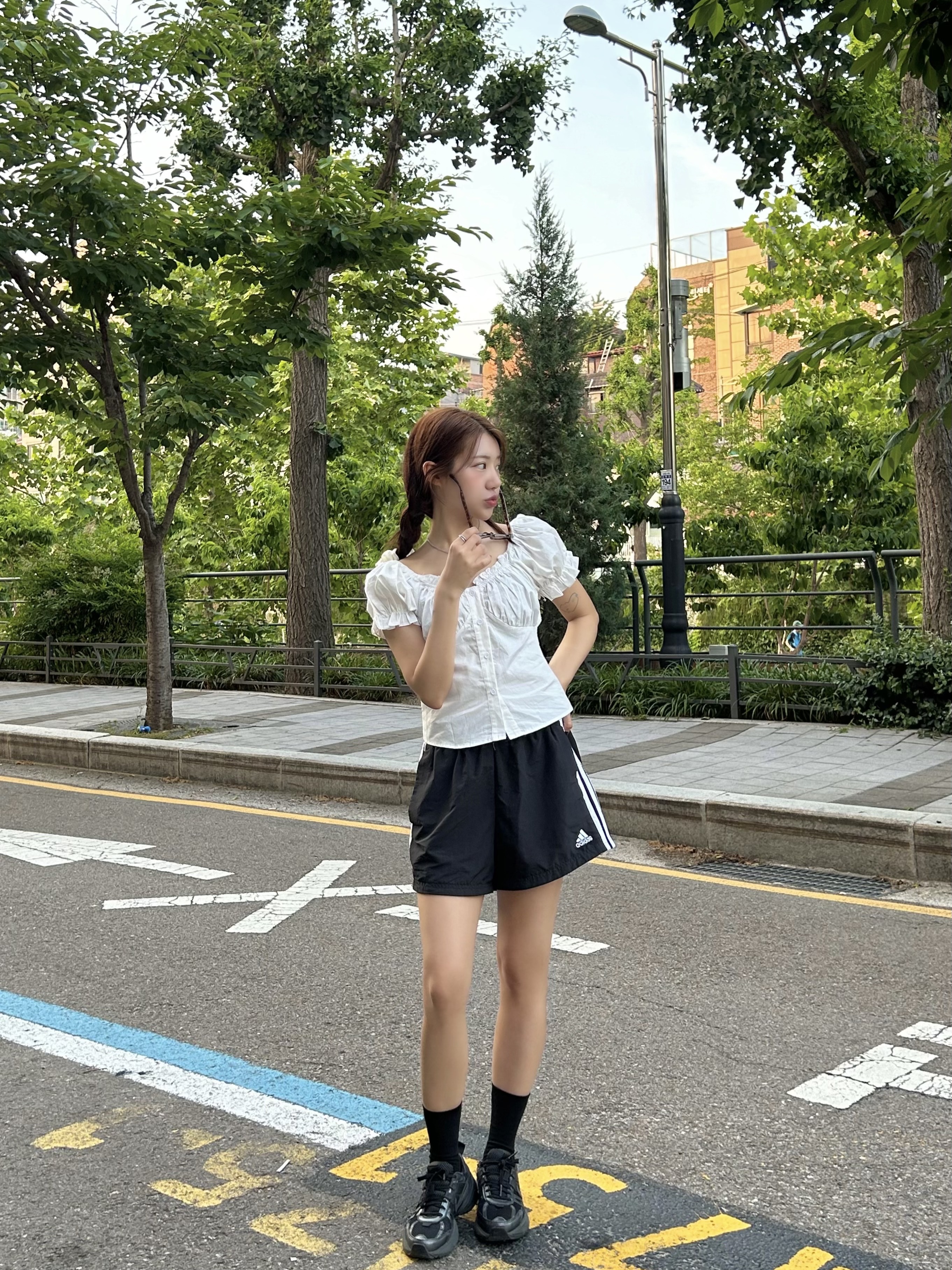 (W) Adidas 3-Stripes Woven Shorts Black - KR Sizing, Nike V2K Run Black Anthracite 착용 스타일 - 2