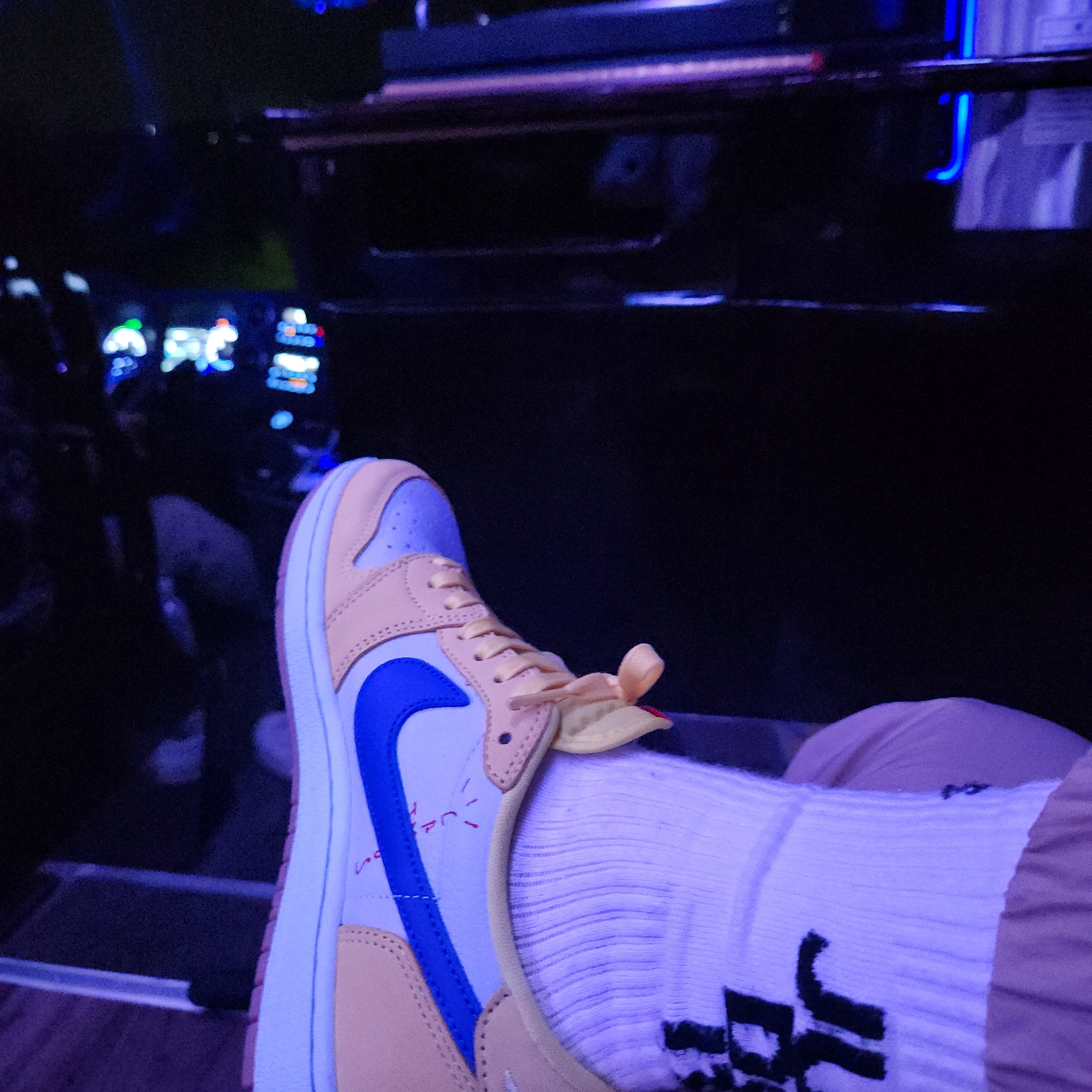 (W) Jordan 1 x Travis Scott Retro Low OG SP Canary 착용 스타일 - 2