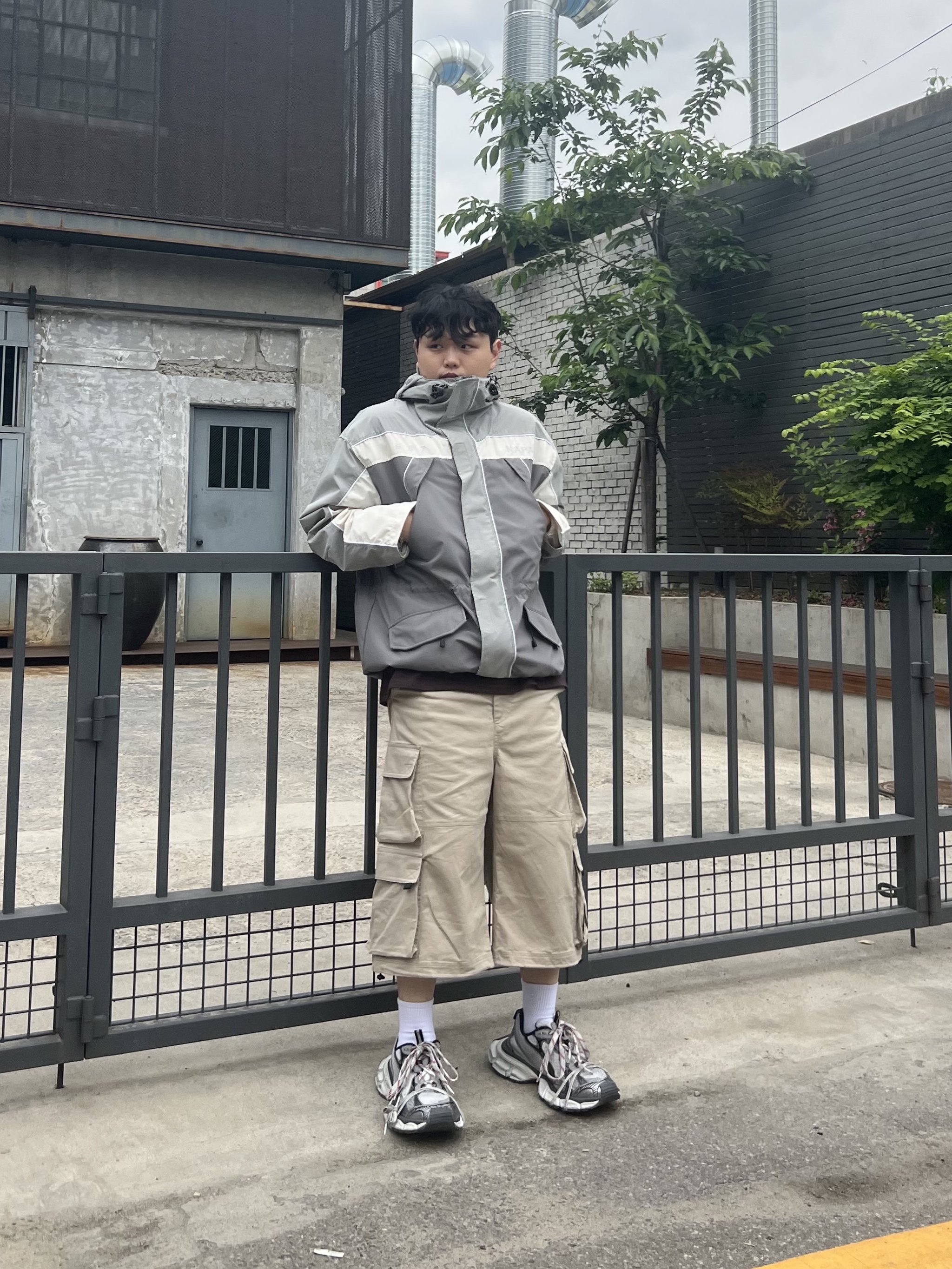 Balenciaga 3XL Sneakers Grey White Red 착용 스타일