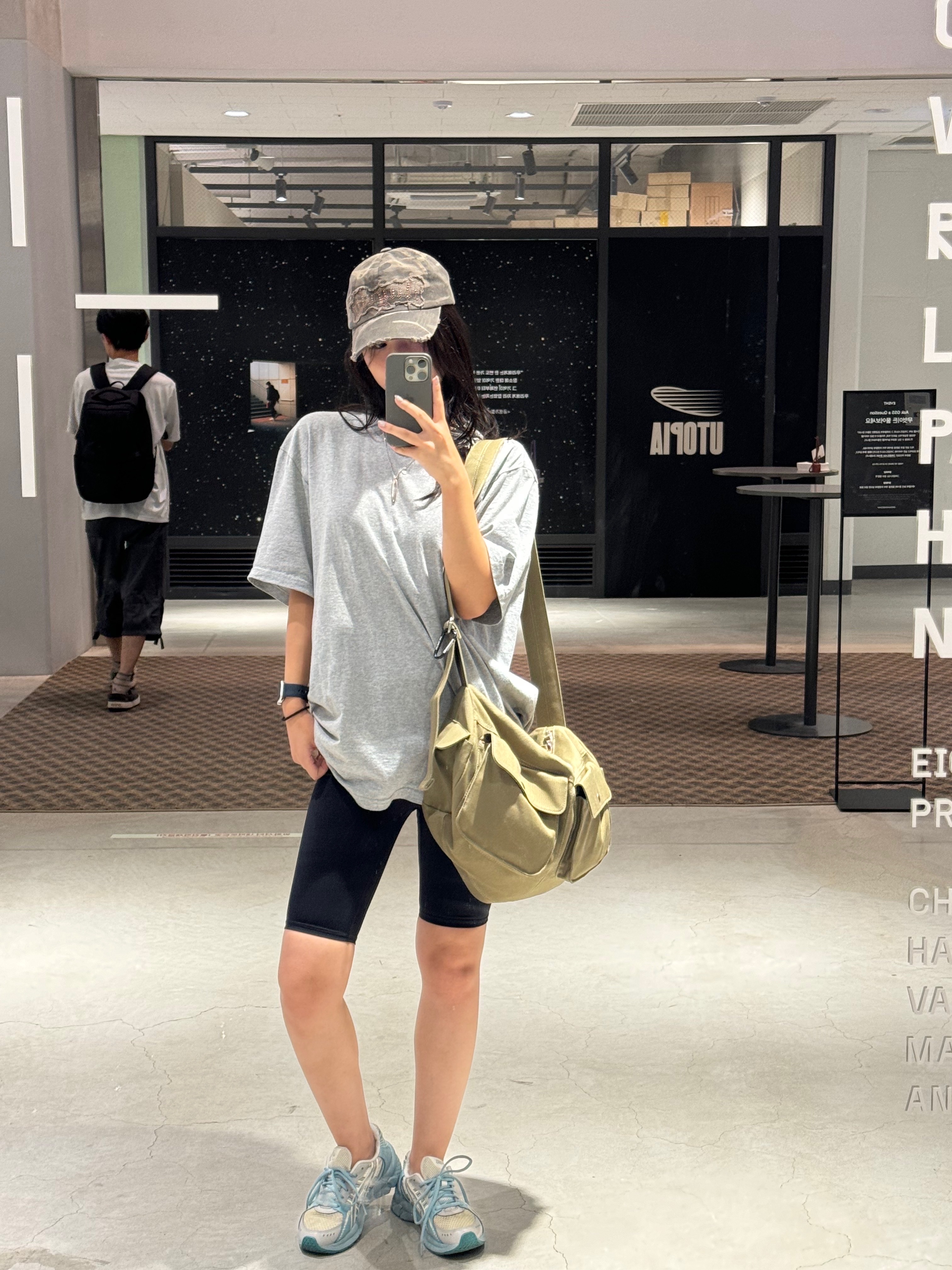 Supreme Backwards T-Shirt Heather Grey - 24SS, Asics Gel-Kyrios Cream Oyster Grey 착용 스타일 - 4