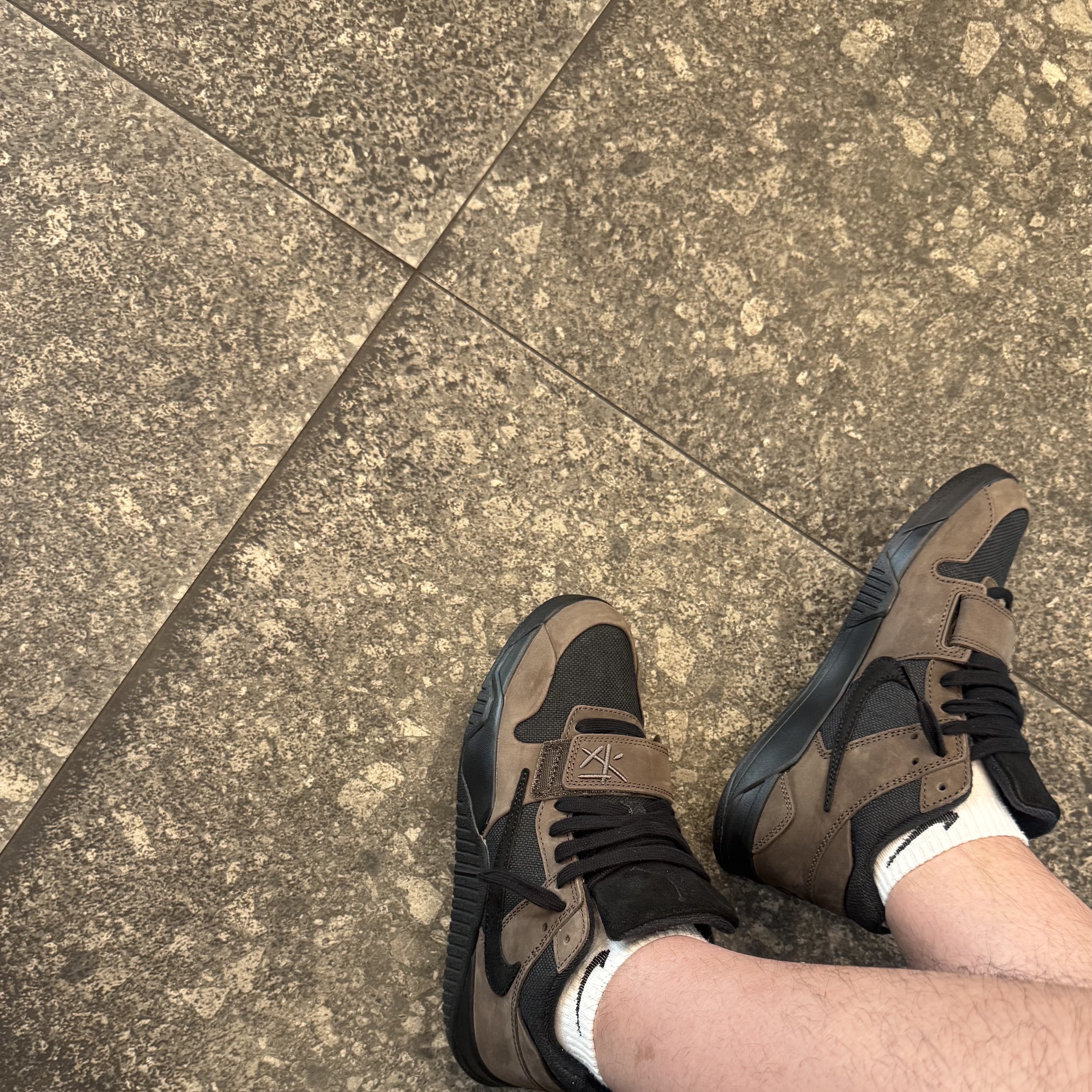 Jordan x Travis Scott Jumpman Jack TR Black and Dark Mocha 착용 스타일 - 5