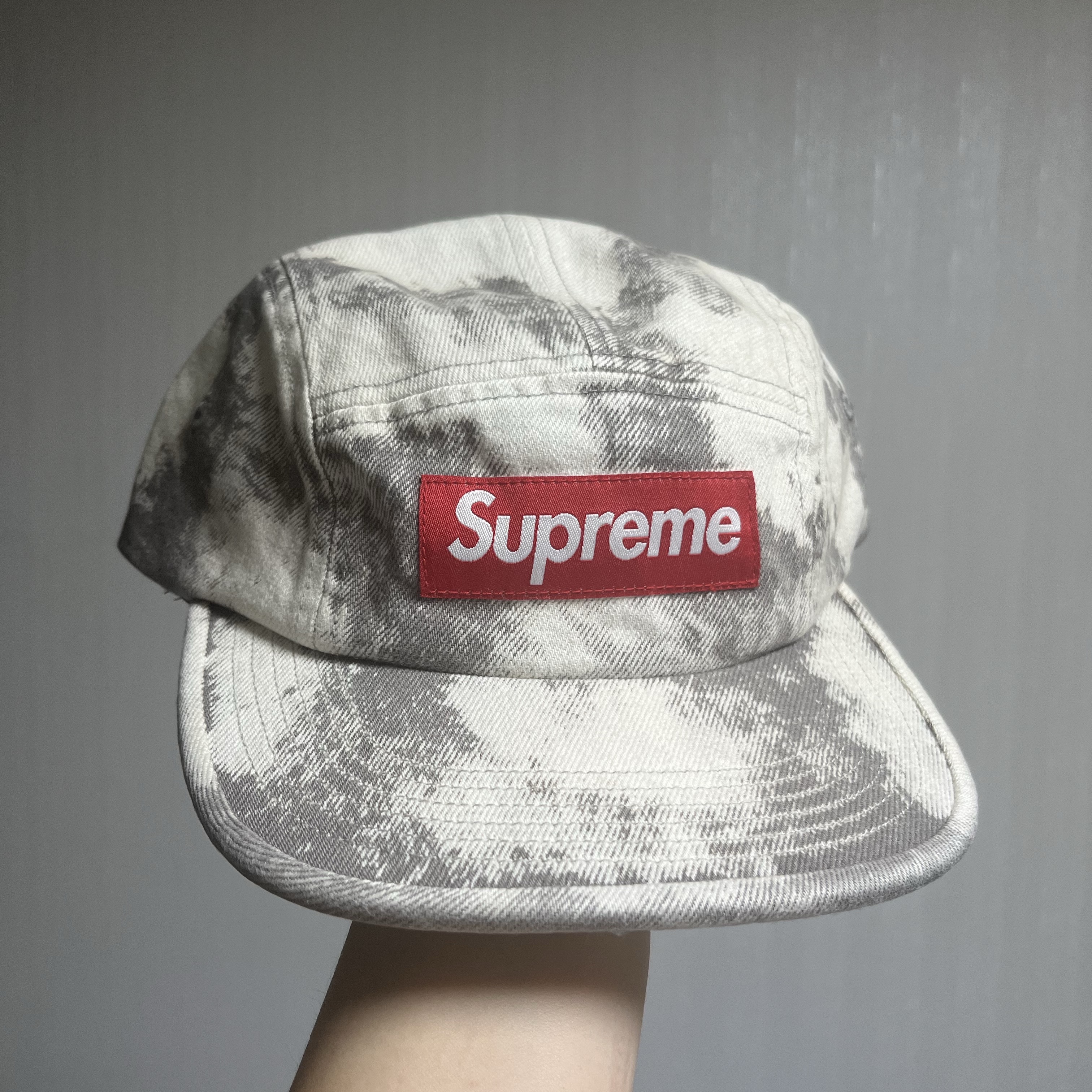 Supreme Denim Camp Cap Bleached - 25SS 착용 스타일