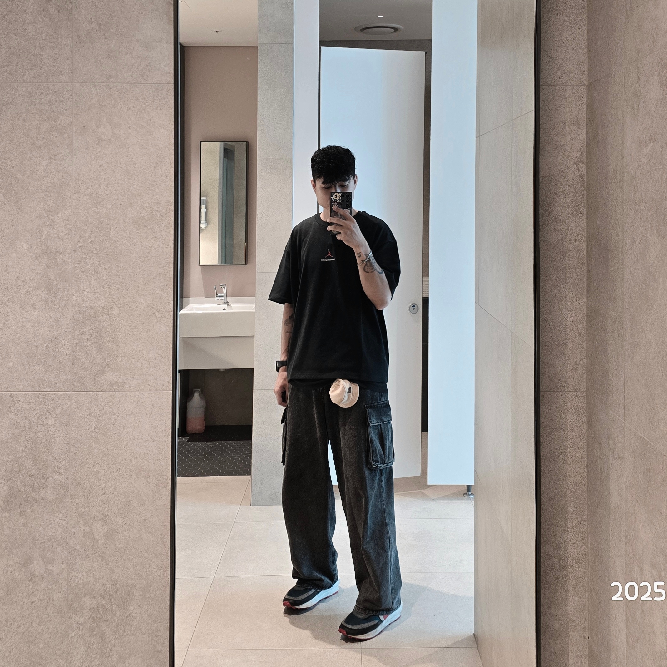 Jordan x Nigel Sylvester T-Shirt Black (HQ1736-010), Nike x Sacai x Undercover LDWaffle Midnight Spruce University Red 착용 스타일