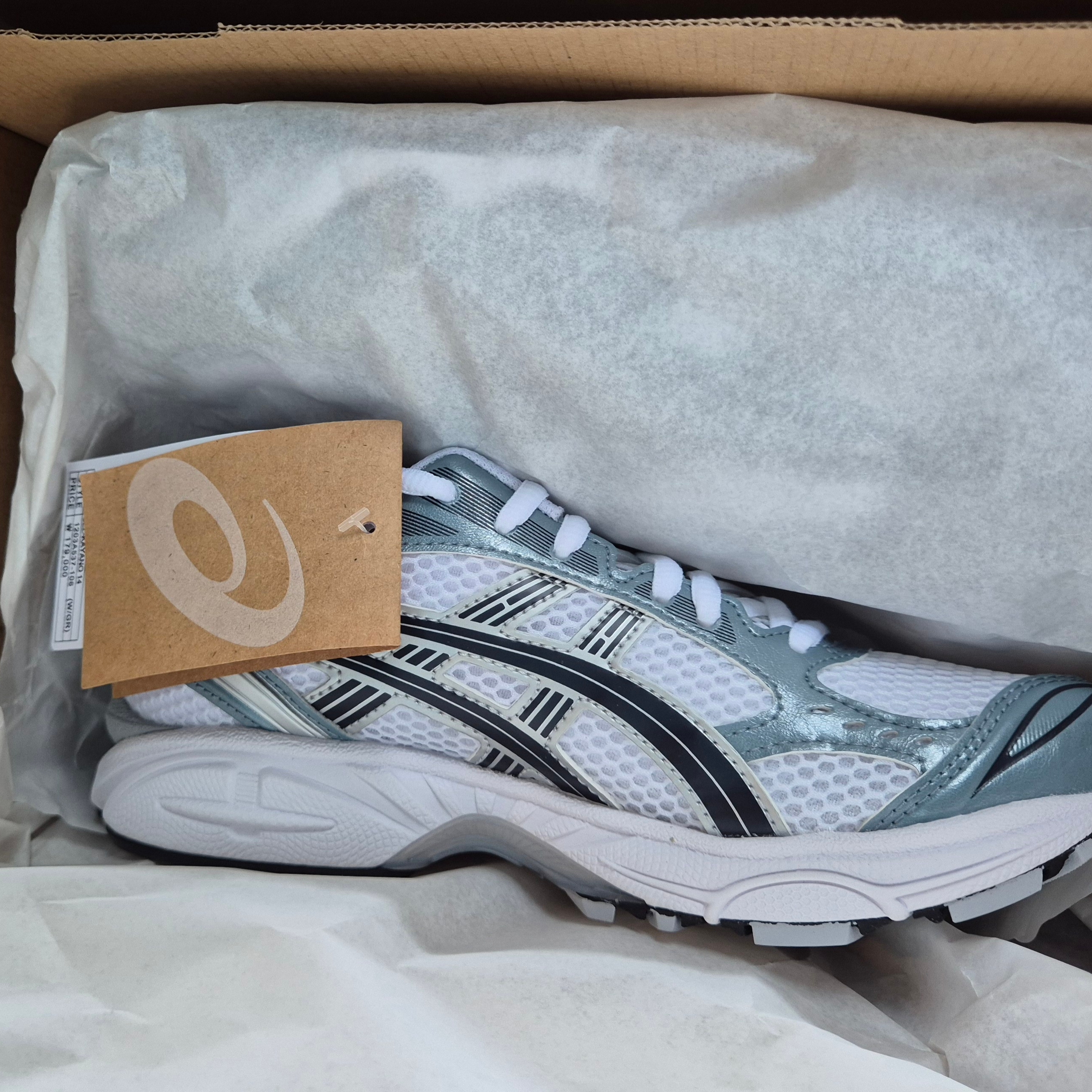 Asics Gel-Kayano 14 White Fjord Grey 착용 스타일