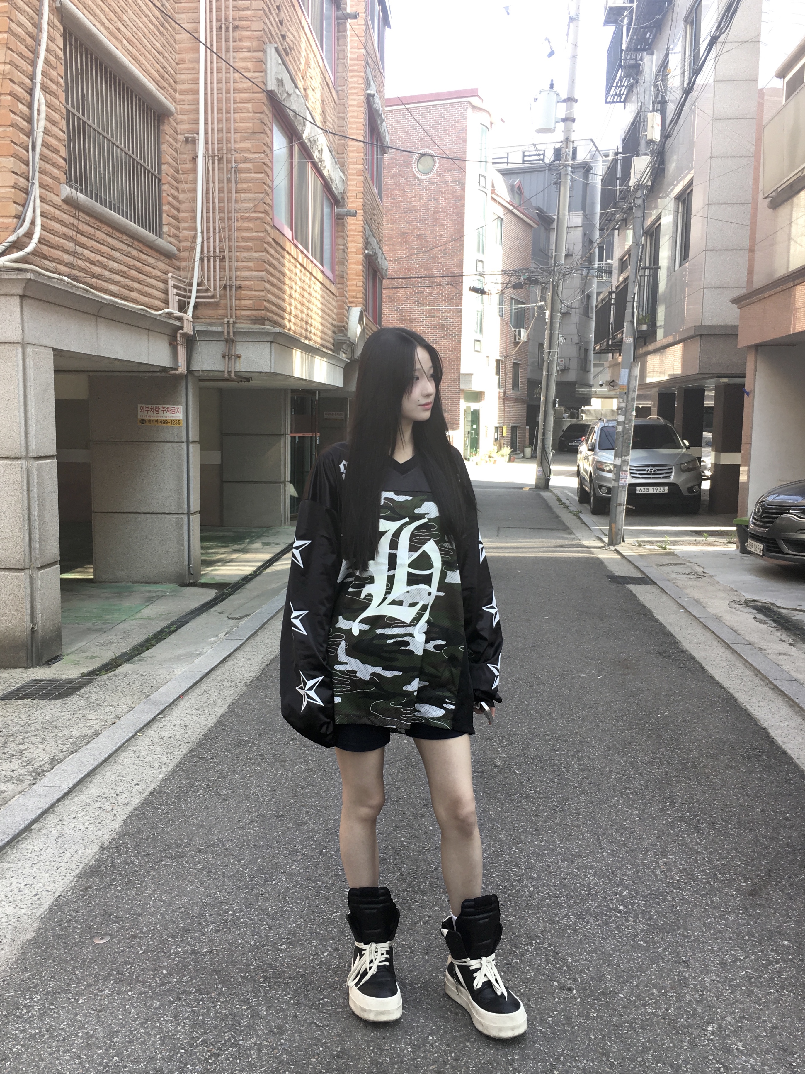 Rick Owens Hollywood Mega Bumper Geobasket in Full Grain Calf Leather Black Milk 착용 스타일 - 4