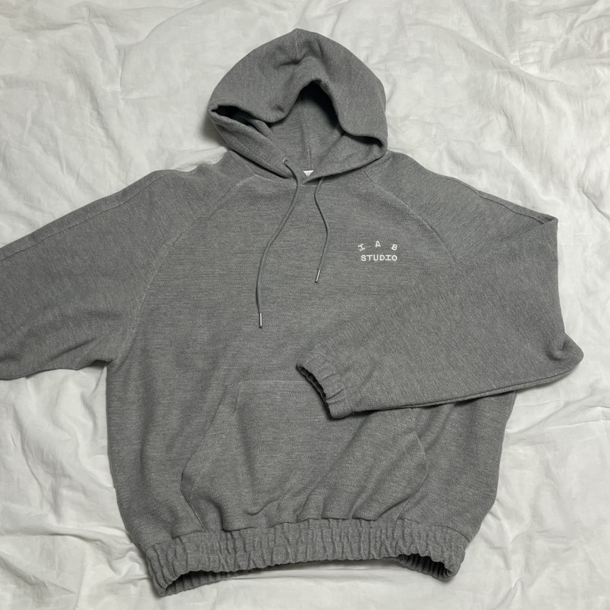 IAB Studio Herringbone Hoodie Gray White 착용 스타일