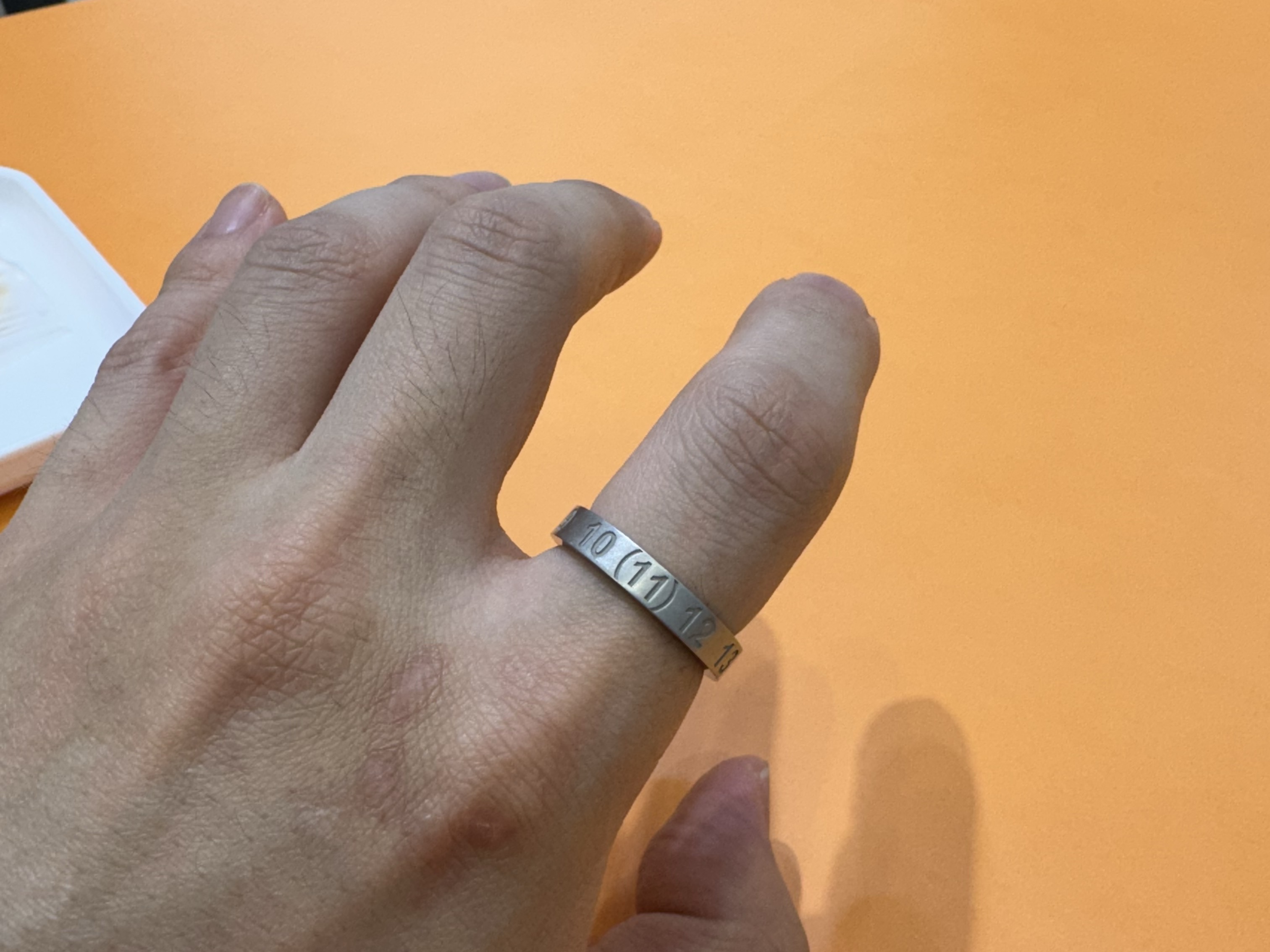 Maison Margiela Numerical Silver Ring Silver 착용 스타일 - 1