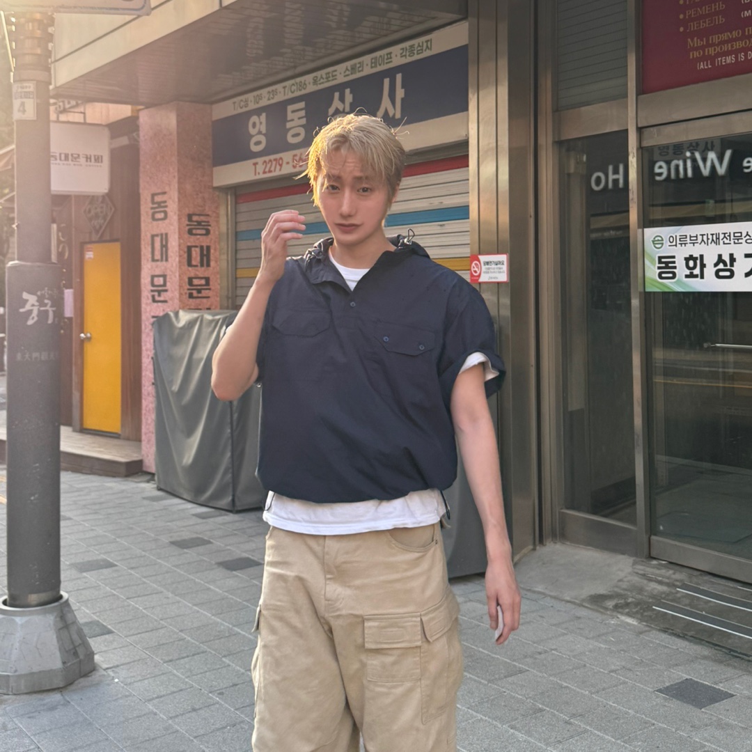 Blue Sunflower Semi-Wide Washed Cargo Pants, Blue Sunflower Plain Snap Hooded Windbreaker Shirt Navy 착용 스타일 - 1