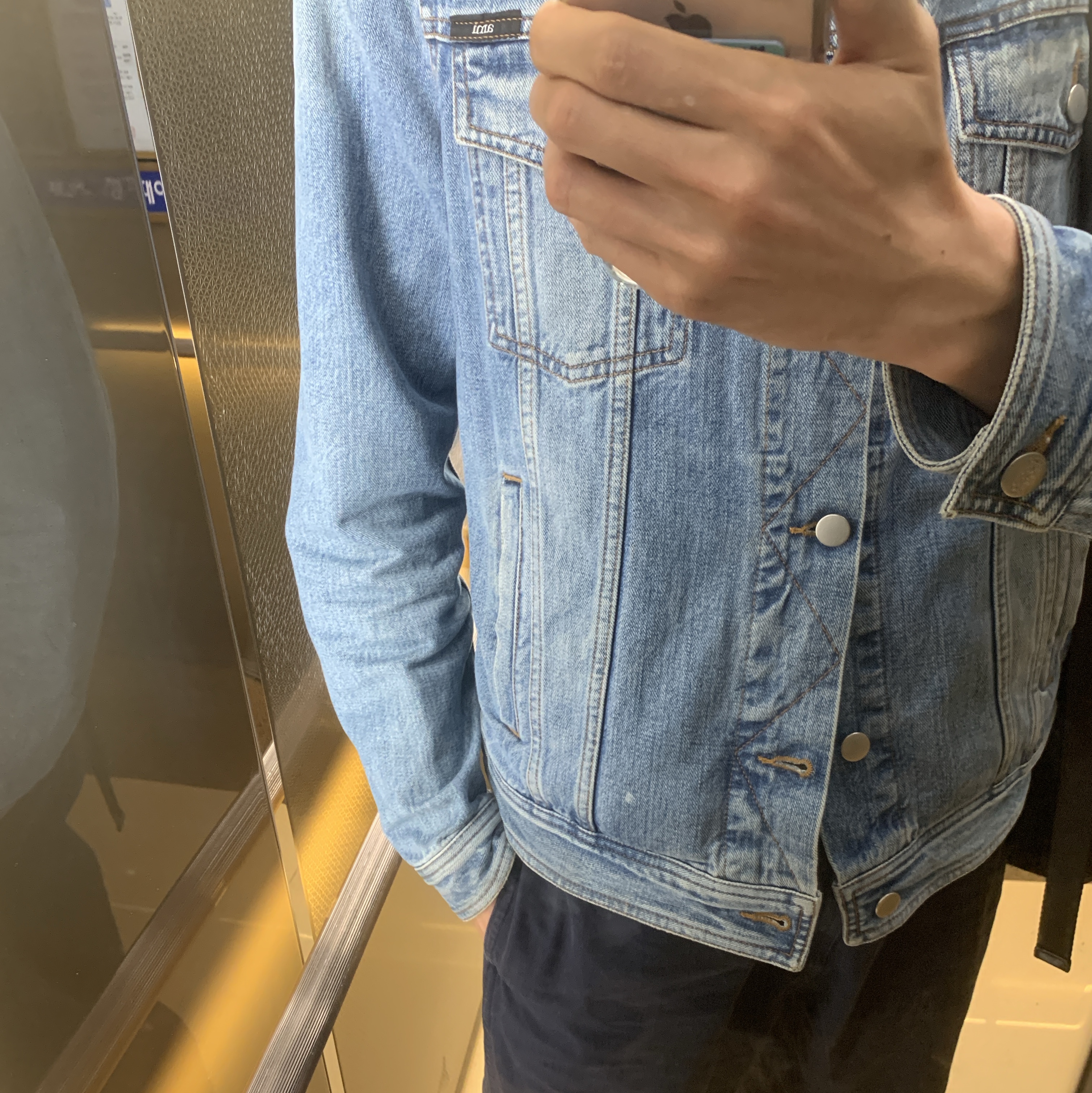 AMI Denim Trucker Jacket Bleached Blue 착용 스타일