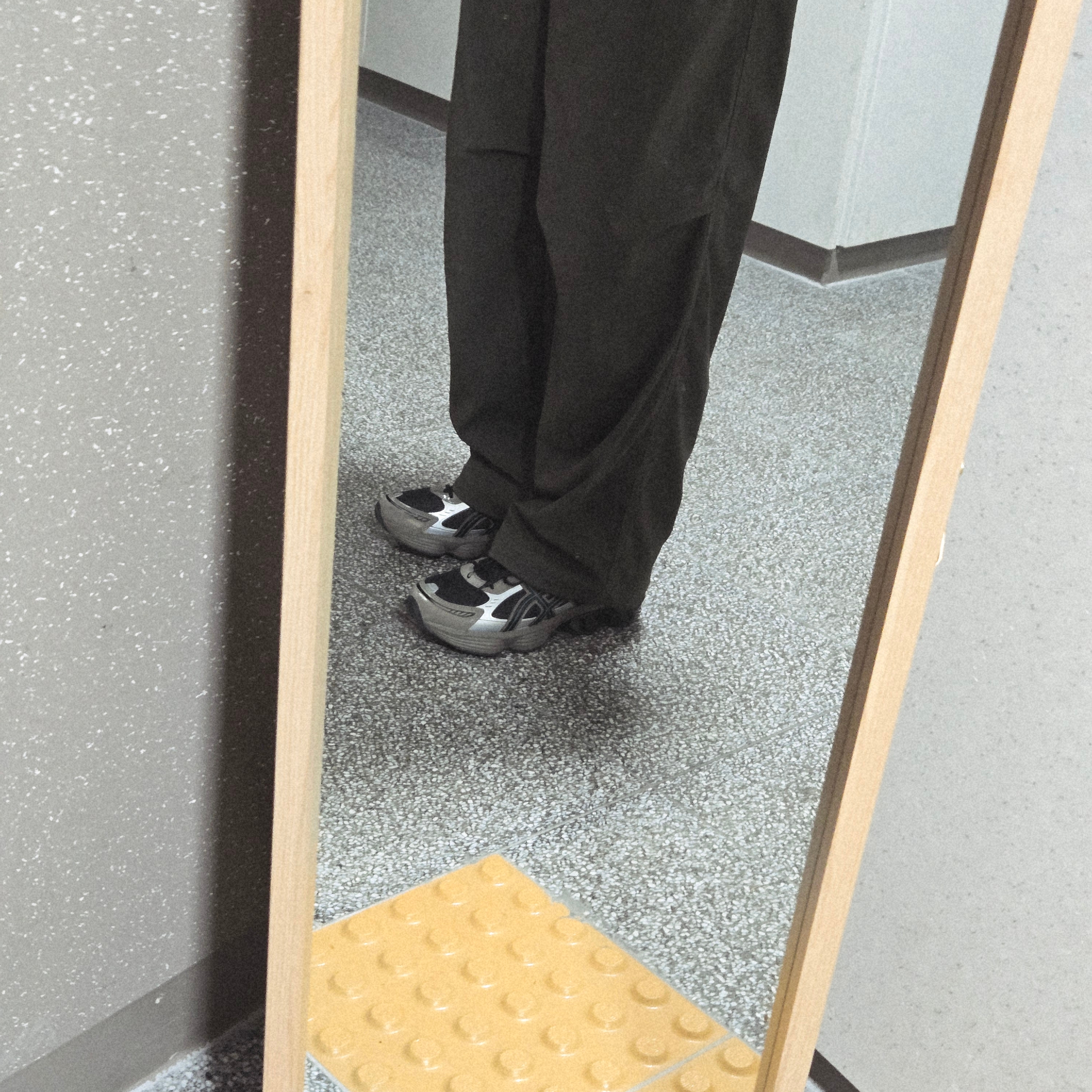 Asics Gel-Kinetic Fluent Black Dark Taupe 착용 스타일