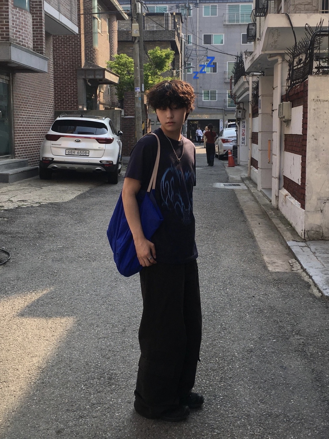 Xlim Ep.7 Synopsis 01 Bag Cobalt Blue, Sansan Gear Pulse Of Rebirth T-Shirt Navy 착용 스타일