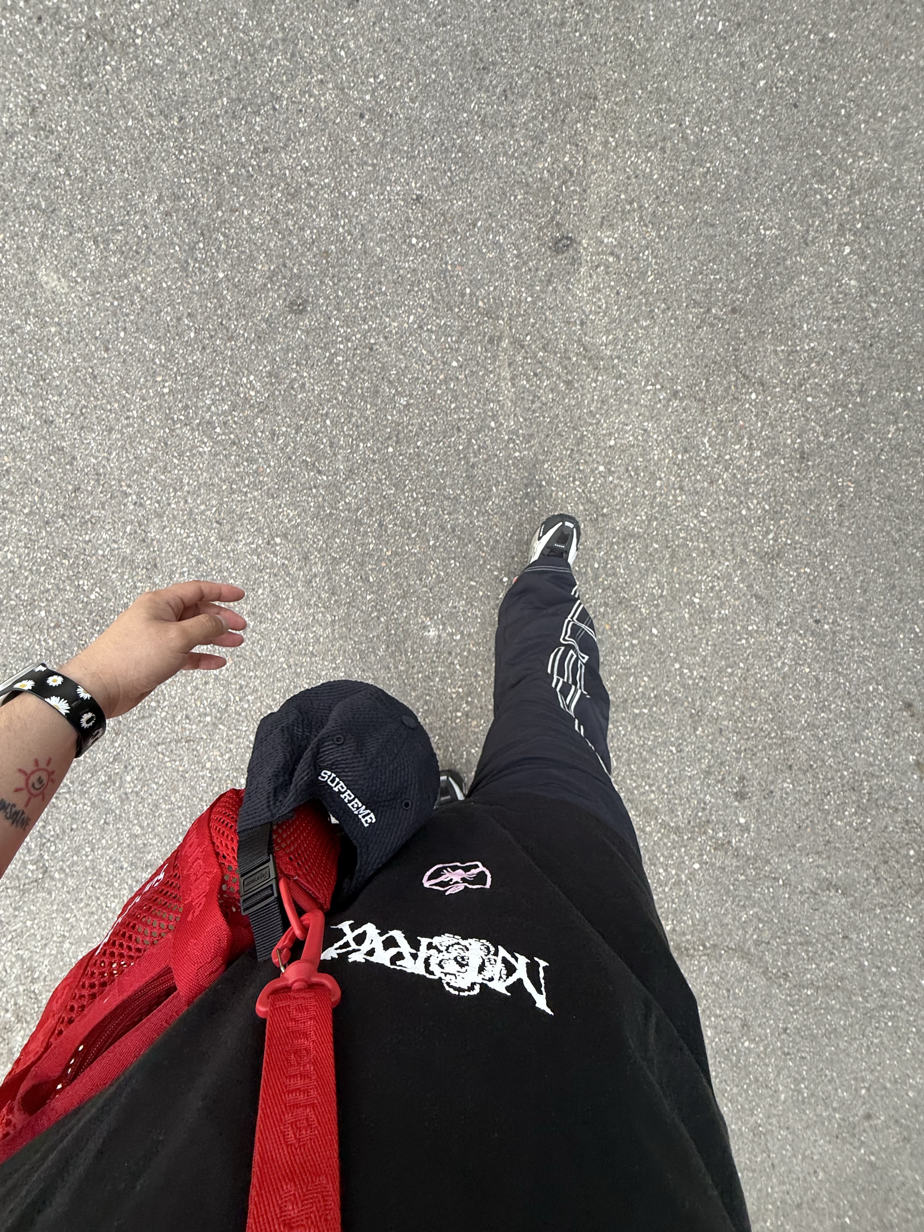 Supreme Spellout Embroidered Track Pants Black - 25SS, Supreme Announcing T-Shirt Black - 25SS 착용 스타일