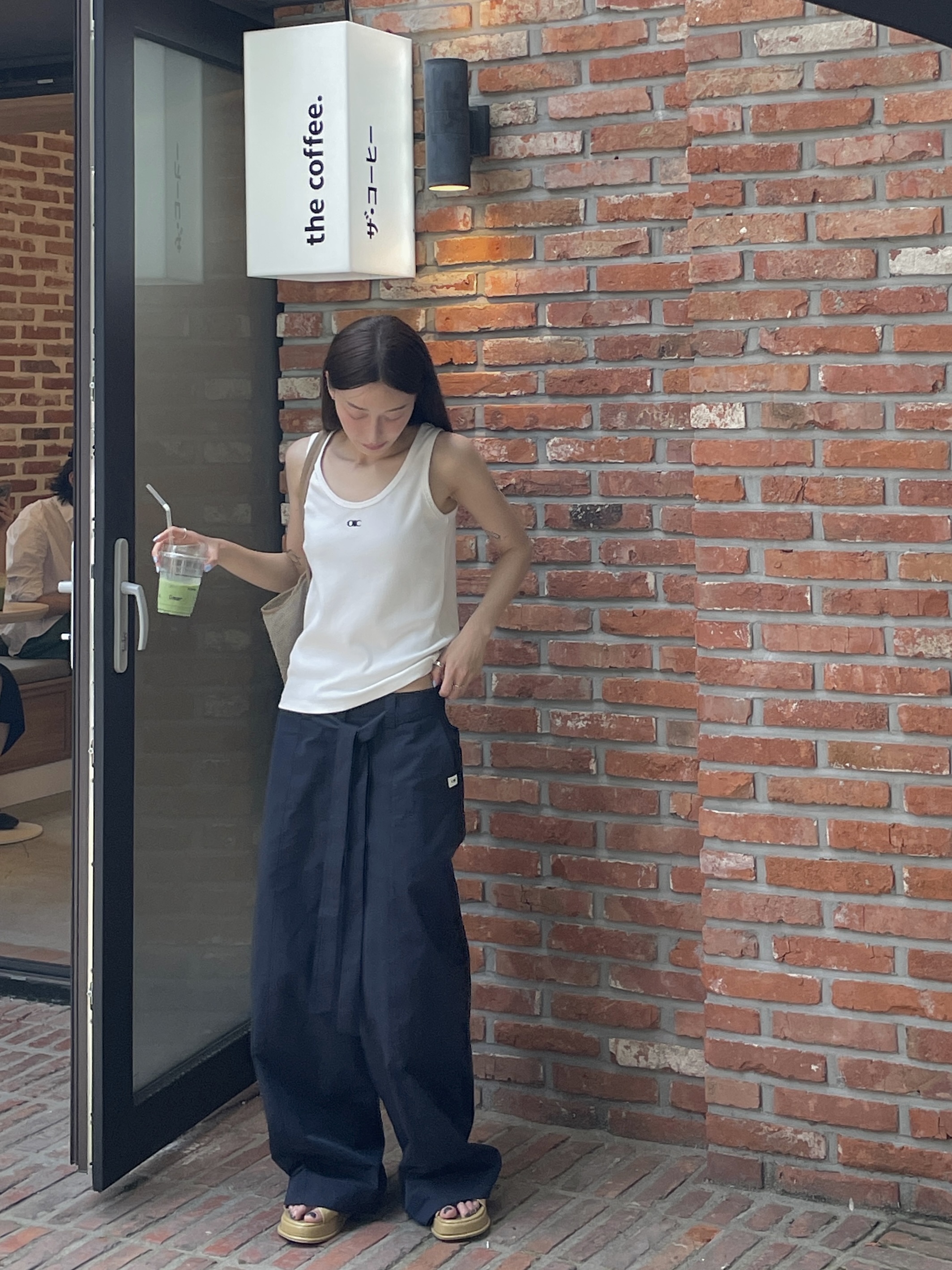 (W) Nike Air Max Muse Black and Metallic Silver 착용 스타일 - 7