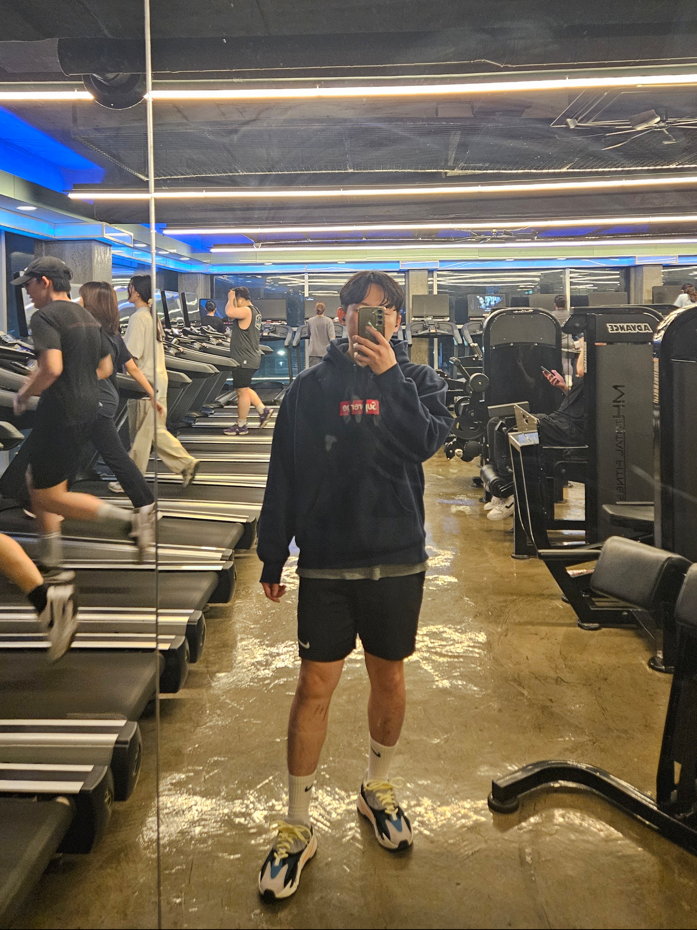 Supreme Box Logo Hooded Sweatshirt Navy - 24FW, Adidas Yeezy Boost 700 Wave Runner Solid Grey 2021/2022 착용 스타일