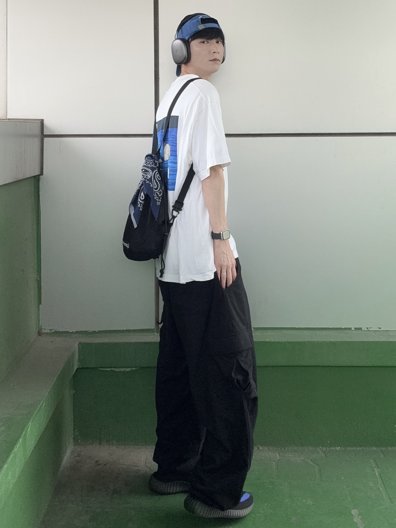 Adidas Yeezy Boost 350 V2 Dazzling Blue, Uniqlo UT x Kaws Short Sleeve Graphic T-Shirt White 착용 스타일 - 1