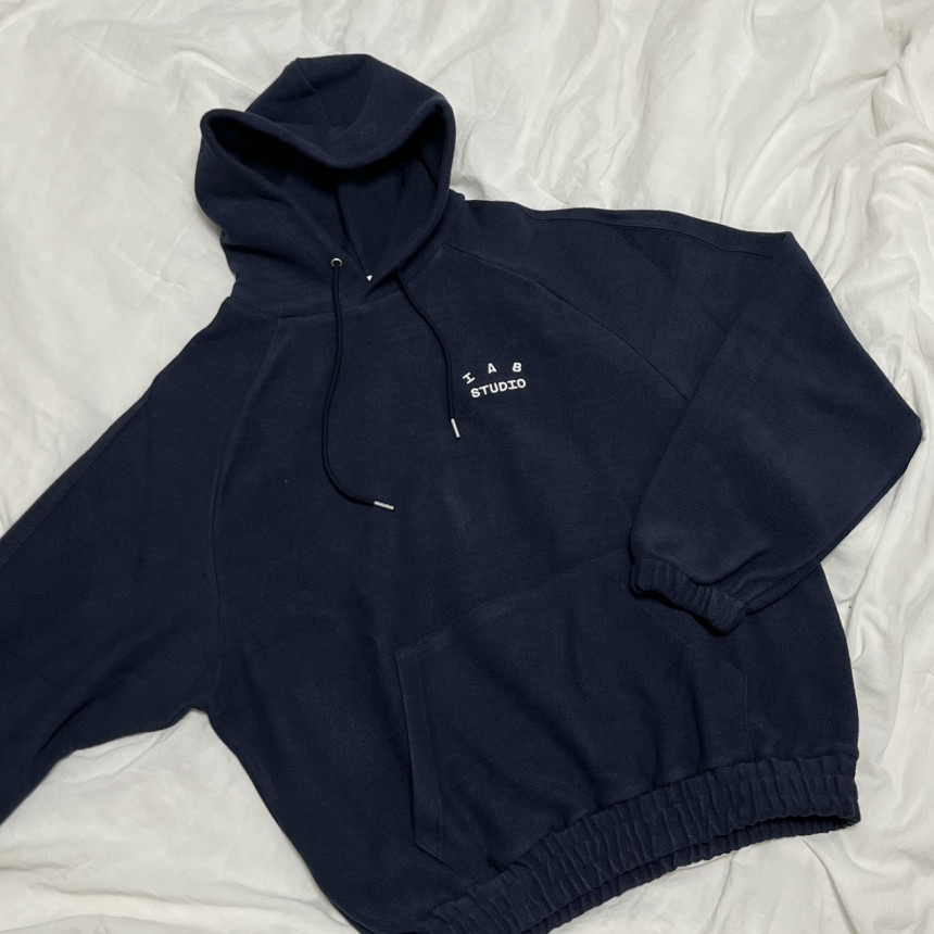 IAB Studio Herringbone Hoodie Navy White 착용 스타일