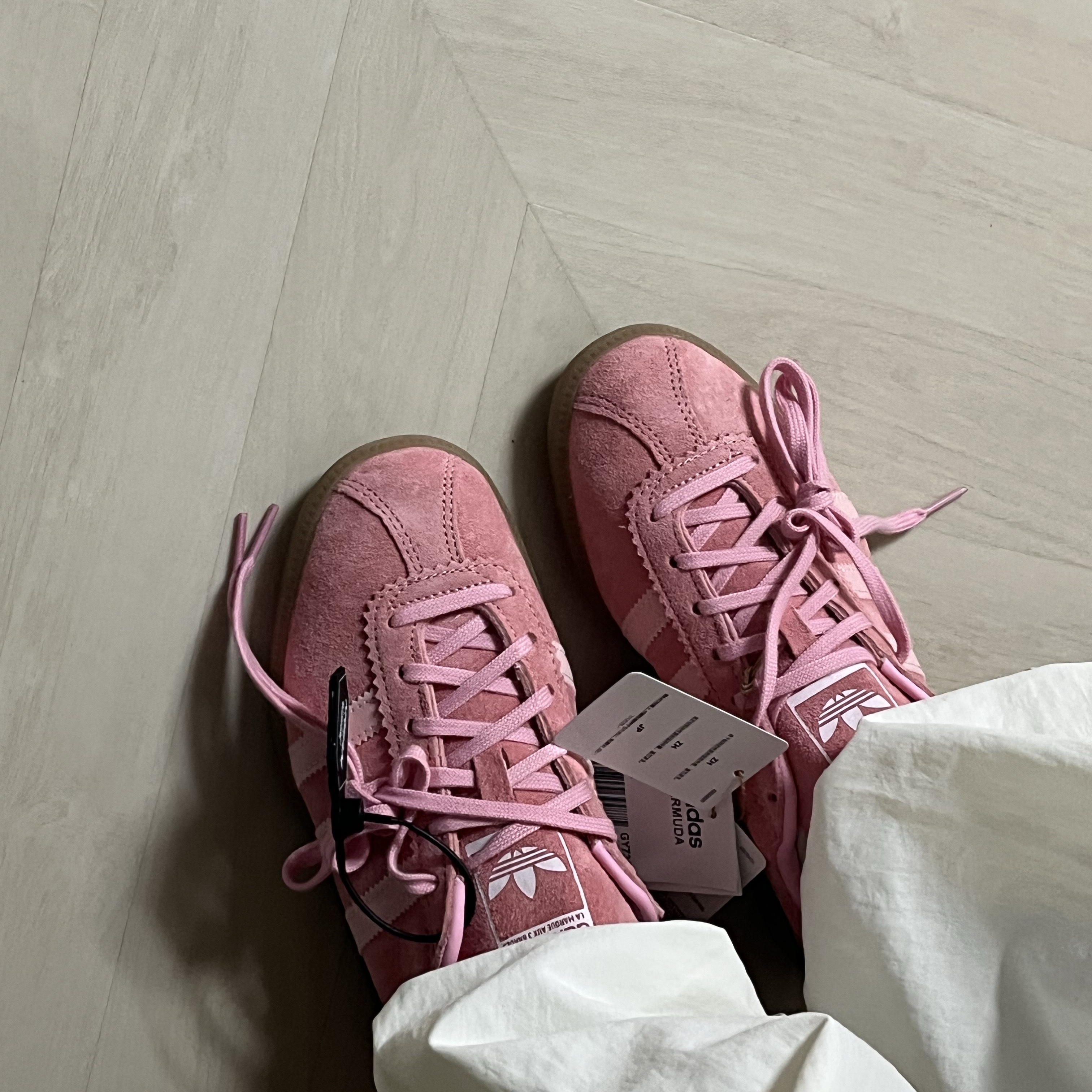 Adidas Bermuda Glow Pink 착용 스타일 - 3