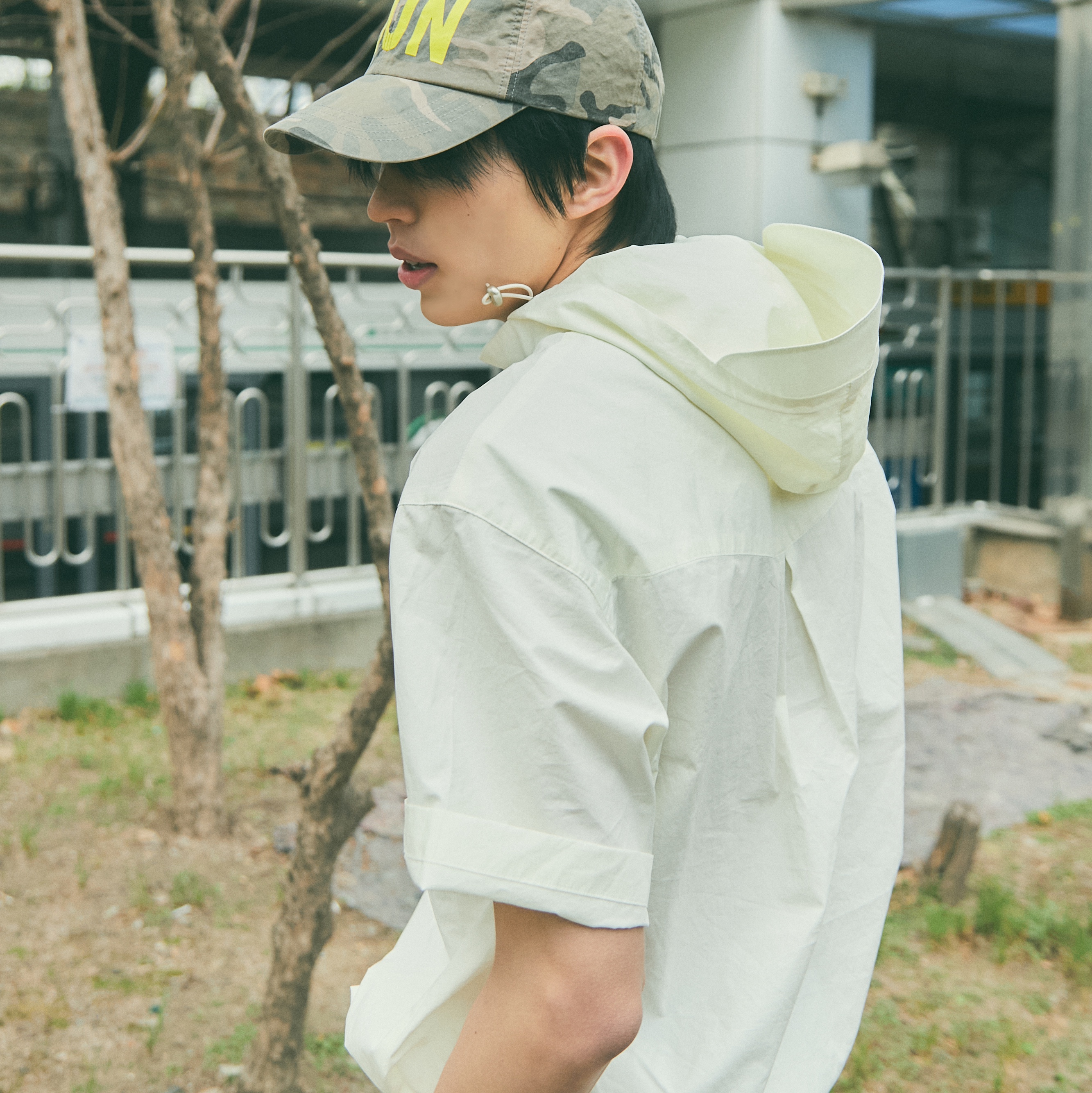 Blue Sunflower SUN Logo Printed Camouflage Cap, Blue Sunflower Plain Snap Hooded Windbreaker Shirt Yellow 착용 스타일