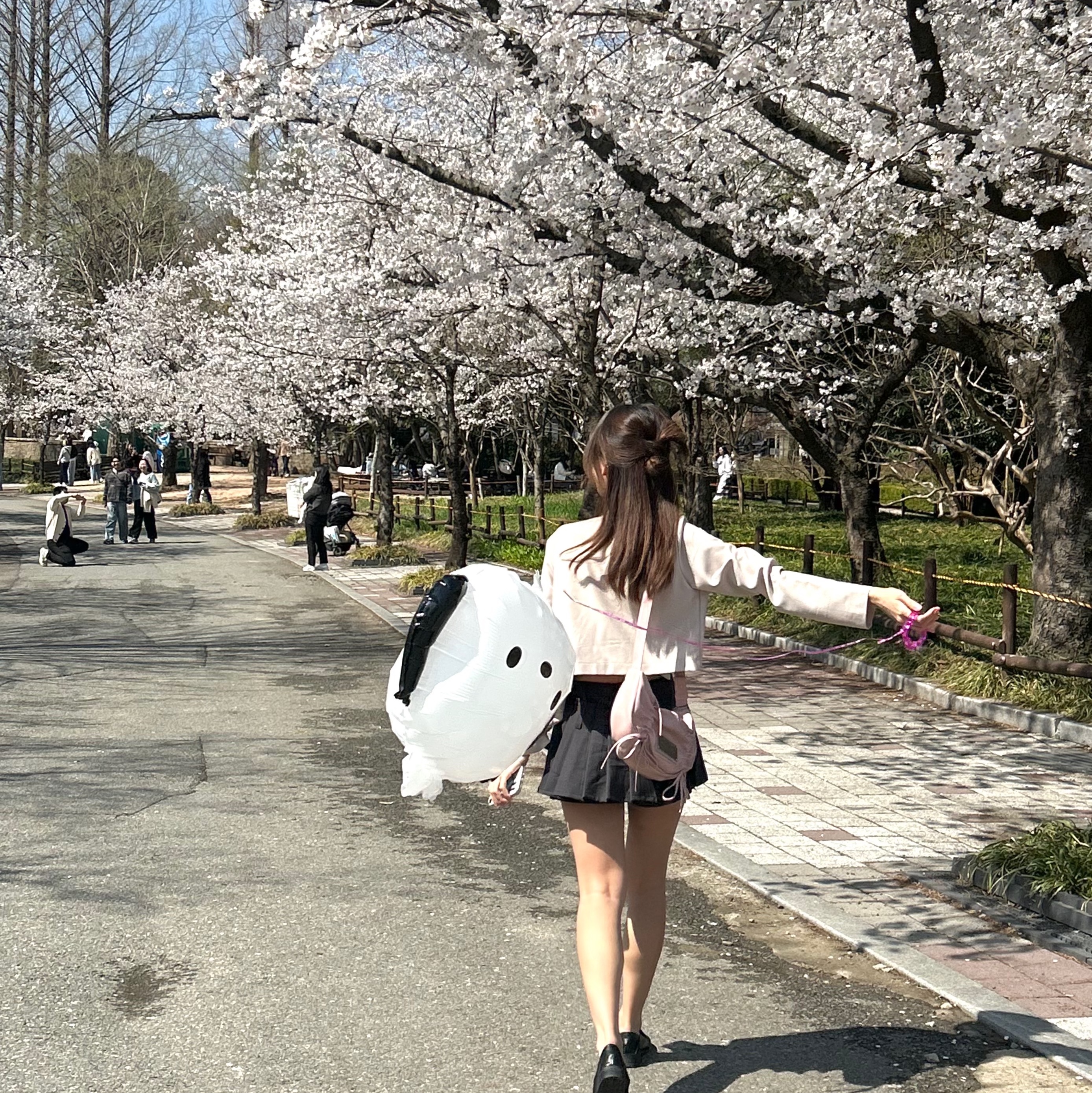 Matin Kim Half Shirring Ribbon Round Bag Pink 착용 스타일 - 3