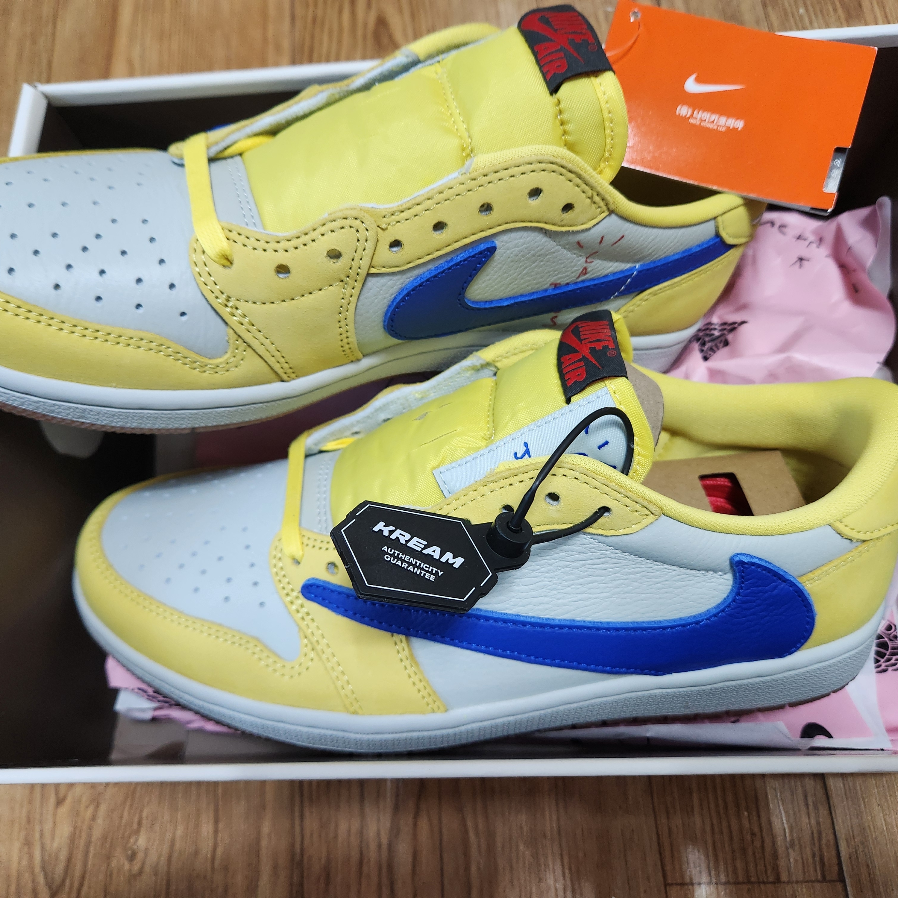 (W) Jordan 1 x Travis Scott Retro Low OG SP Canary 착용 스타일 - 1