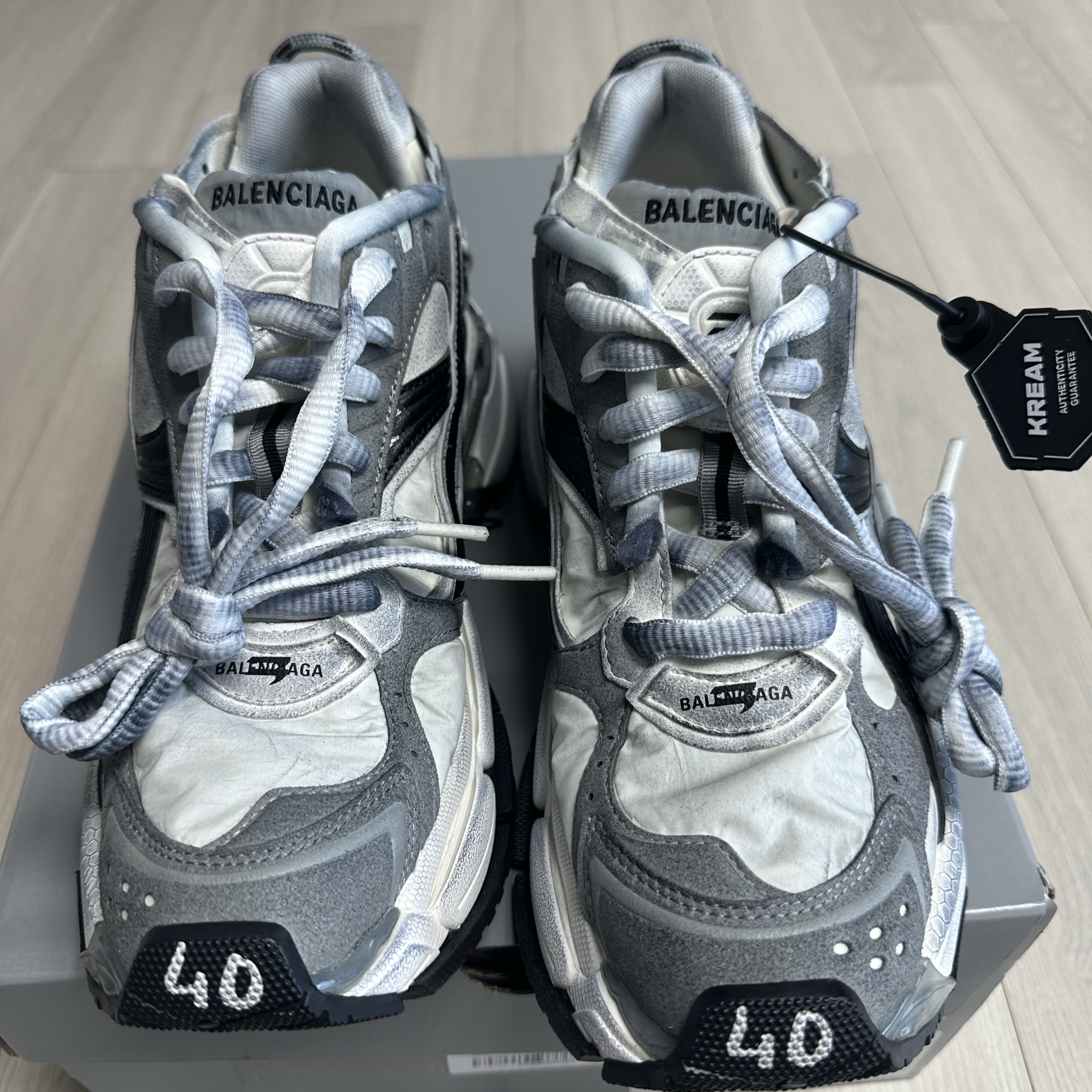Balenciaga Runner Sneakers Grey Silver 착용 스타일