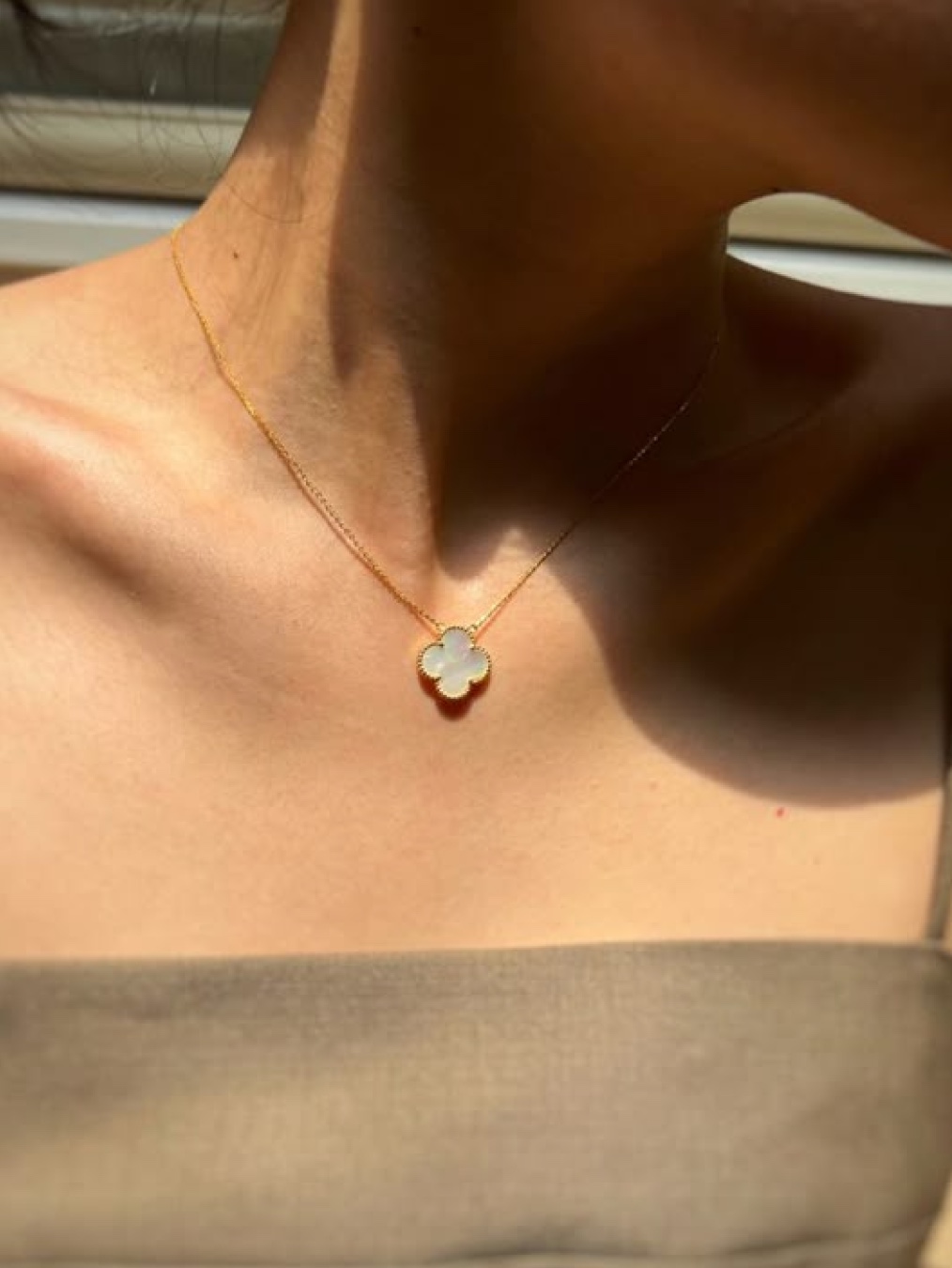 (W) Van Cleef & Arpels Vintage Alhambra Pendant Yellow Gold Onyx, (W) Van Cleef & Arpels Vintage Alhambra Long Necklace 20 Motifs White Gold Diamond 착용 스타일 - 8