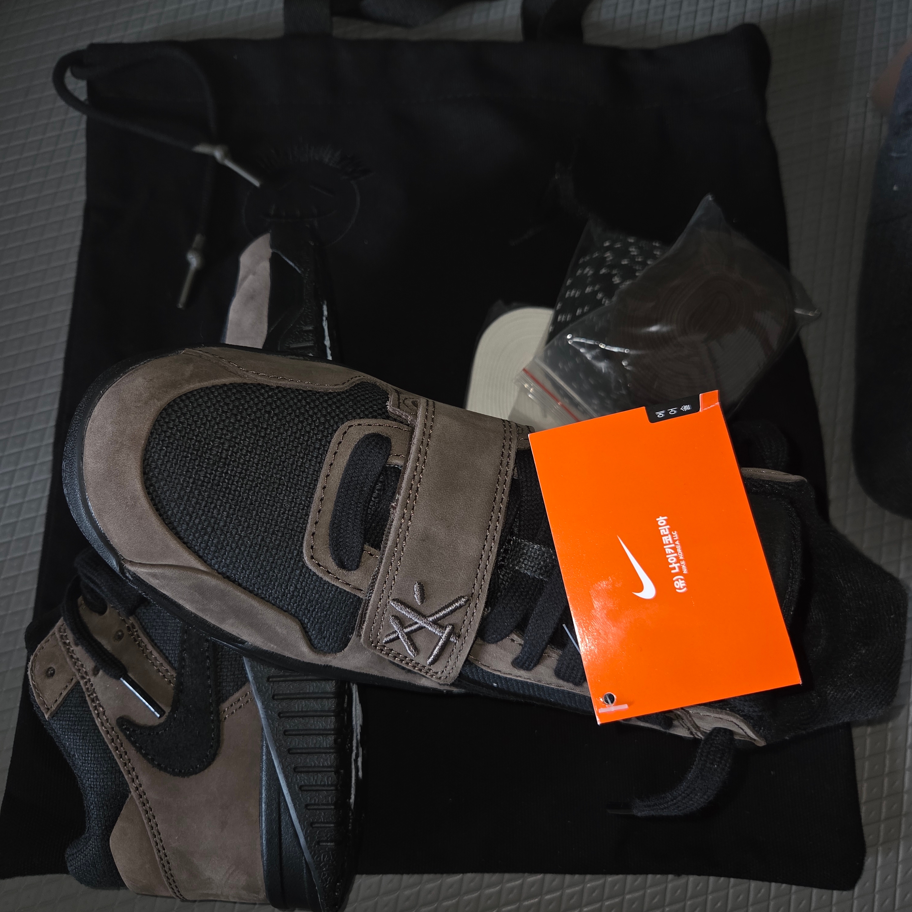 Jordan x Travis Scott Jumpman Jack TR Black and Dark Mocha 착용 스타일