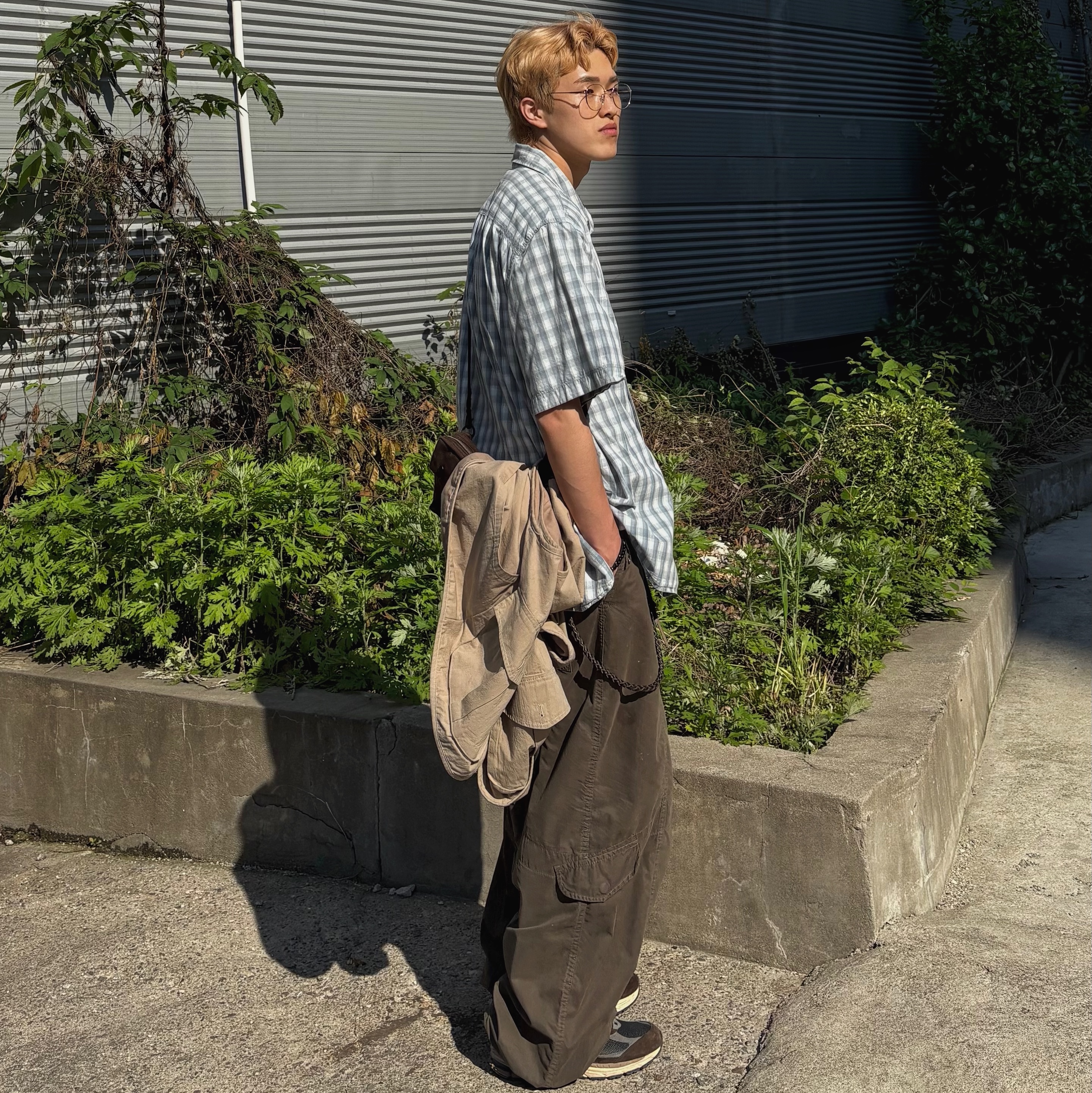 New Balance 2002R Rich Earth Blacktop, Porter Smoky 2Way Shoulder Bag Brown 착용 스타일 - 1