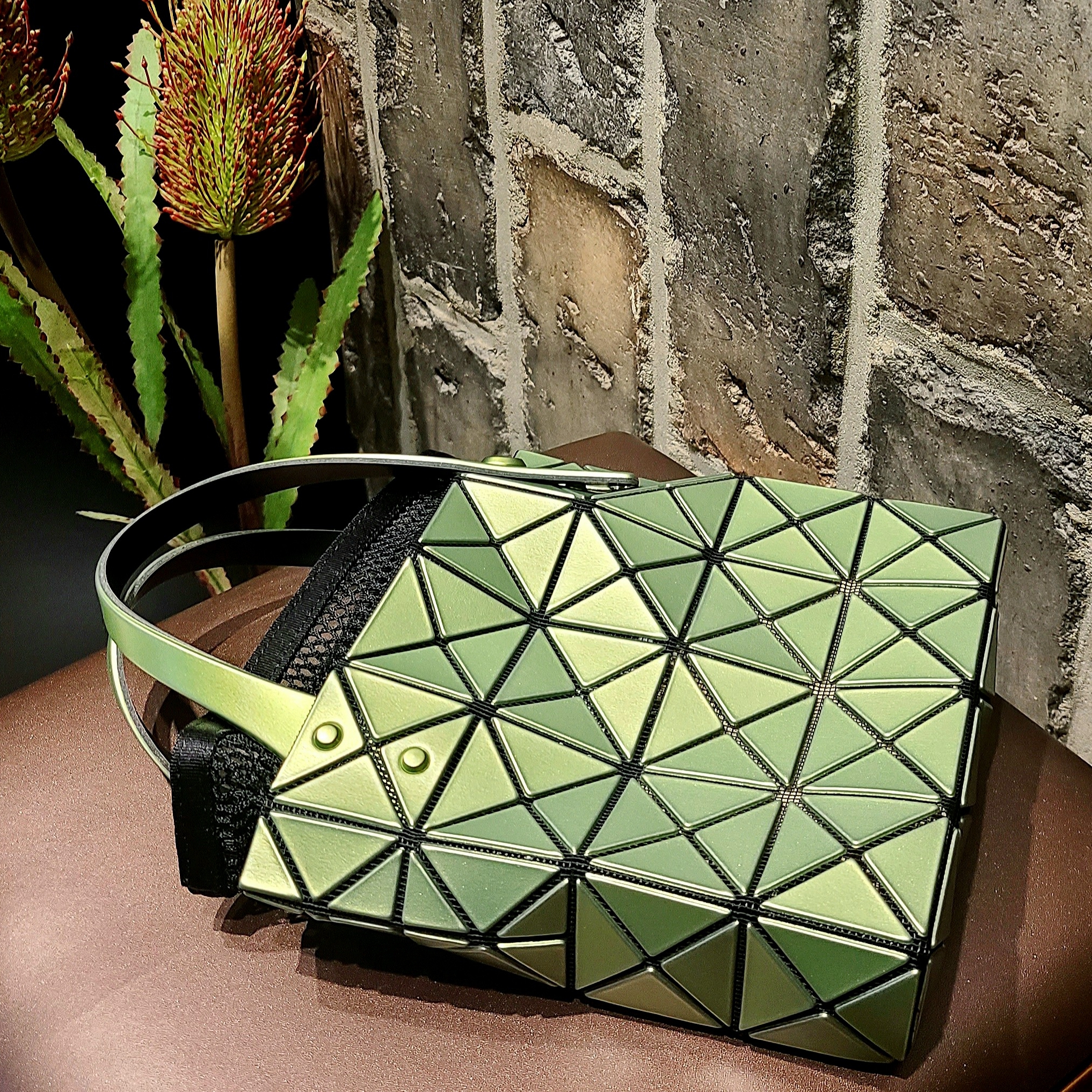 Bao Bao Issey Miyake Lucent Boxy Light Green 착용 스타일