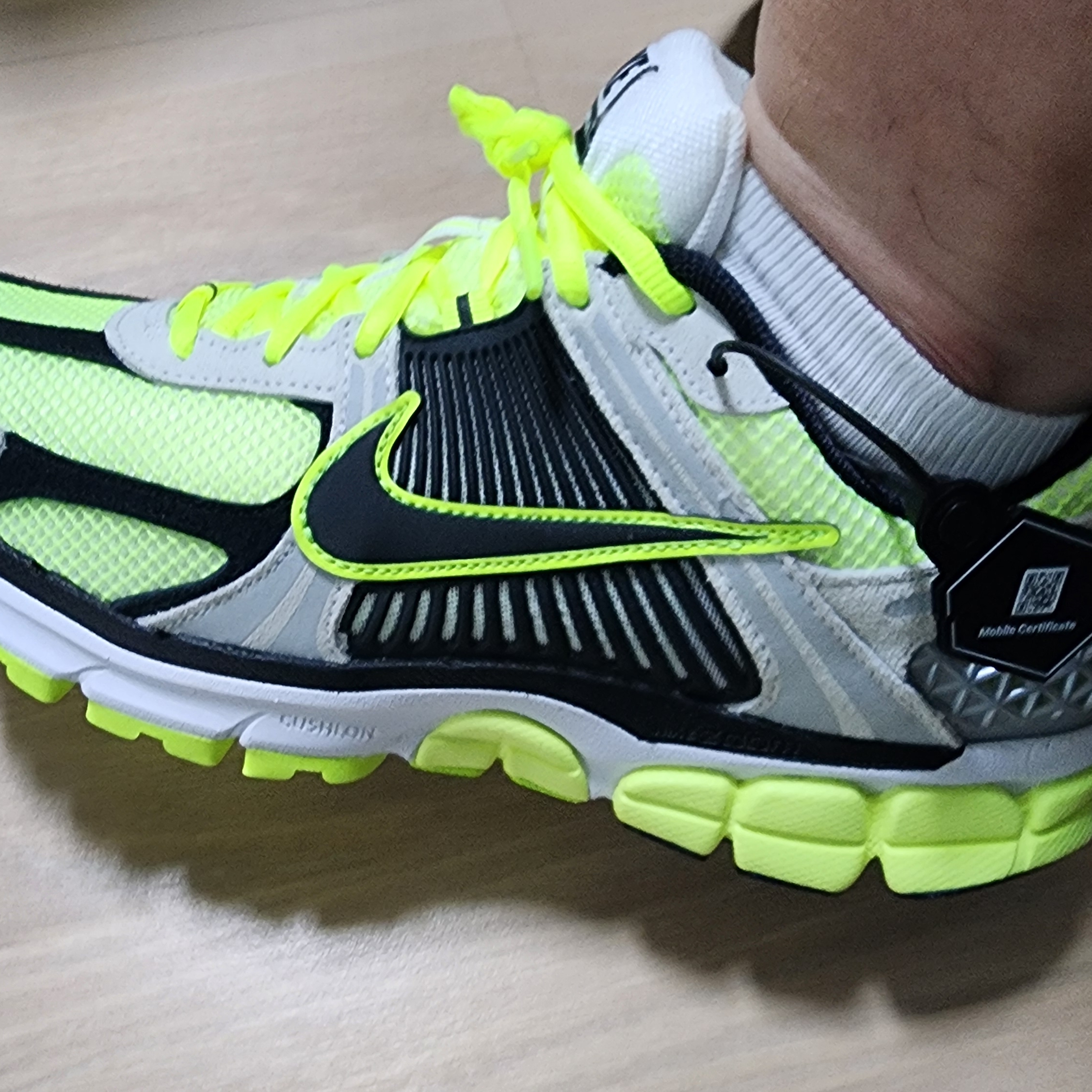 Nike Zoom Vomero 5 Volt Metallic Platinum 착용 스타일 - 4