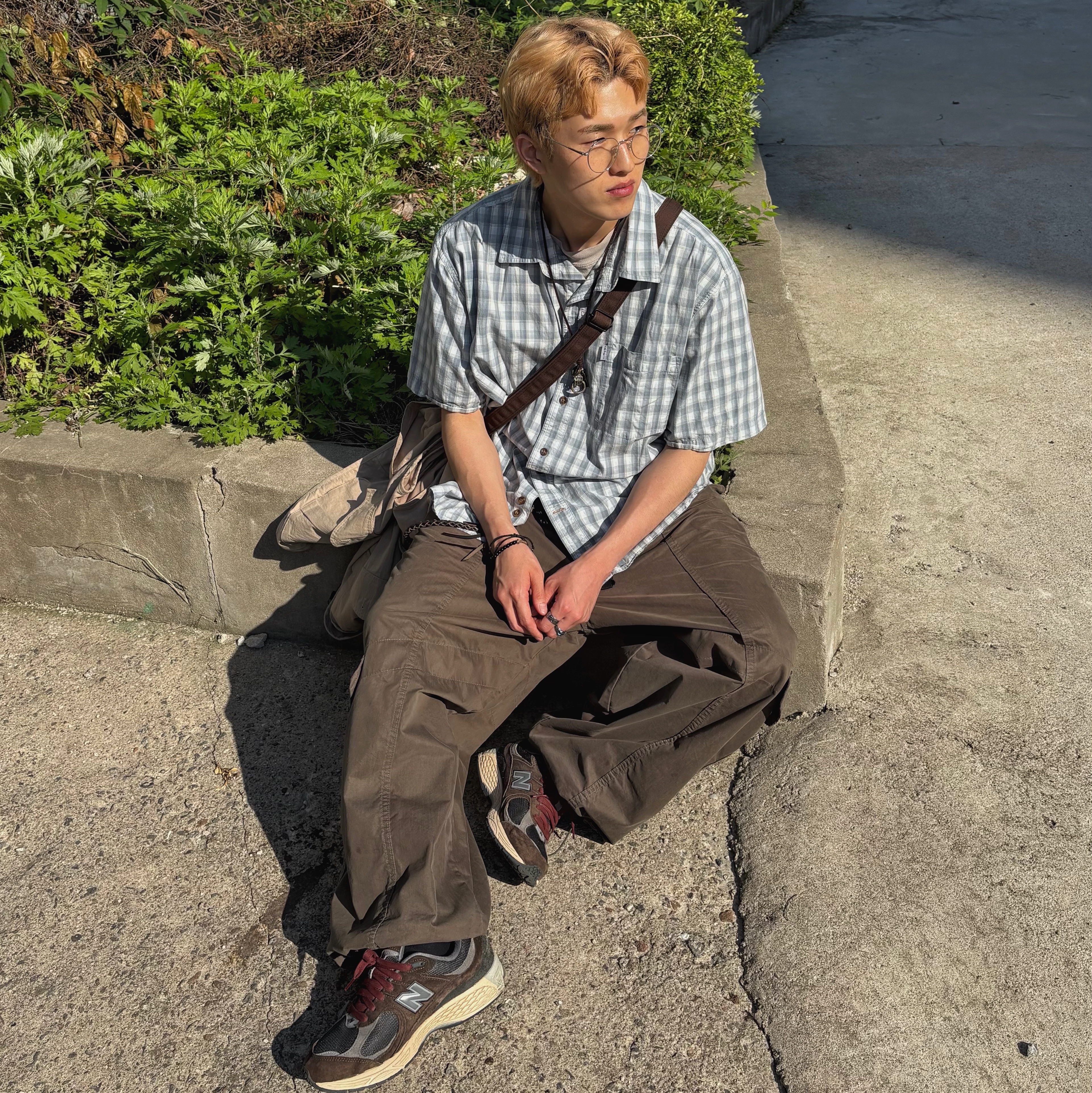 New Balance 2002R Rich Earth Blacktop, Porter Smoky 2Way Shoulder Bag Brown 착용 스타일 - 3
