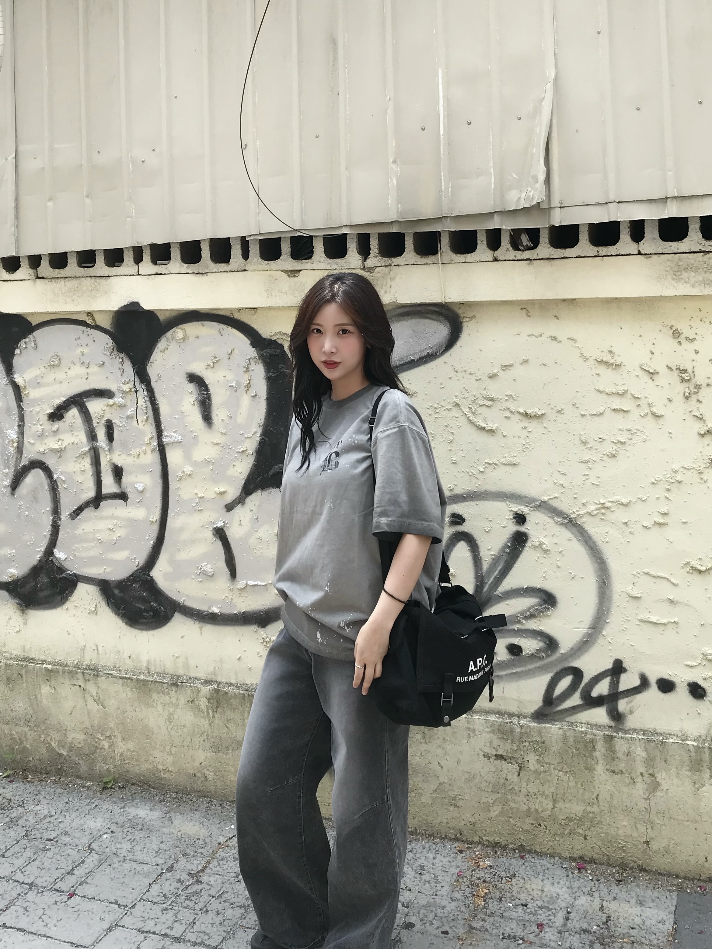 A.P.C. Recuperation Satchel Bag Black, Adidas Jeans Black White 착용 스타일 - 1