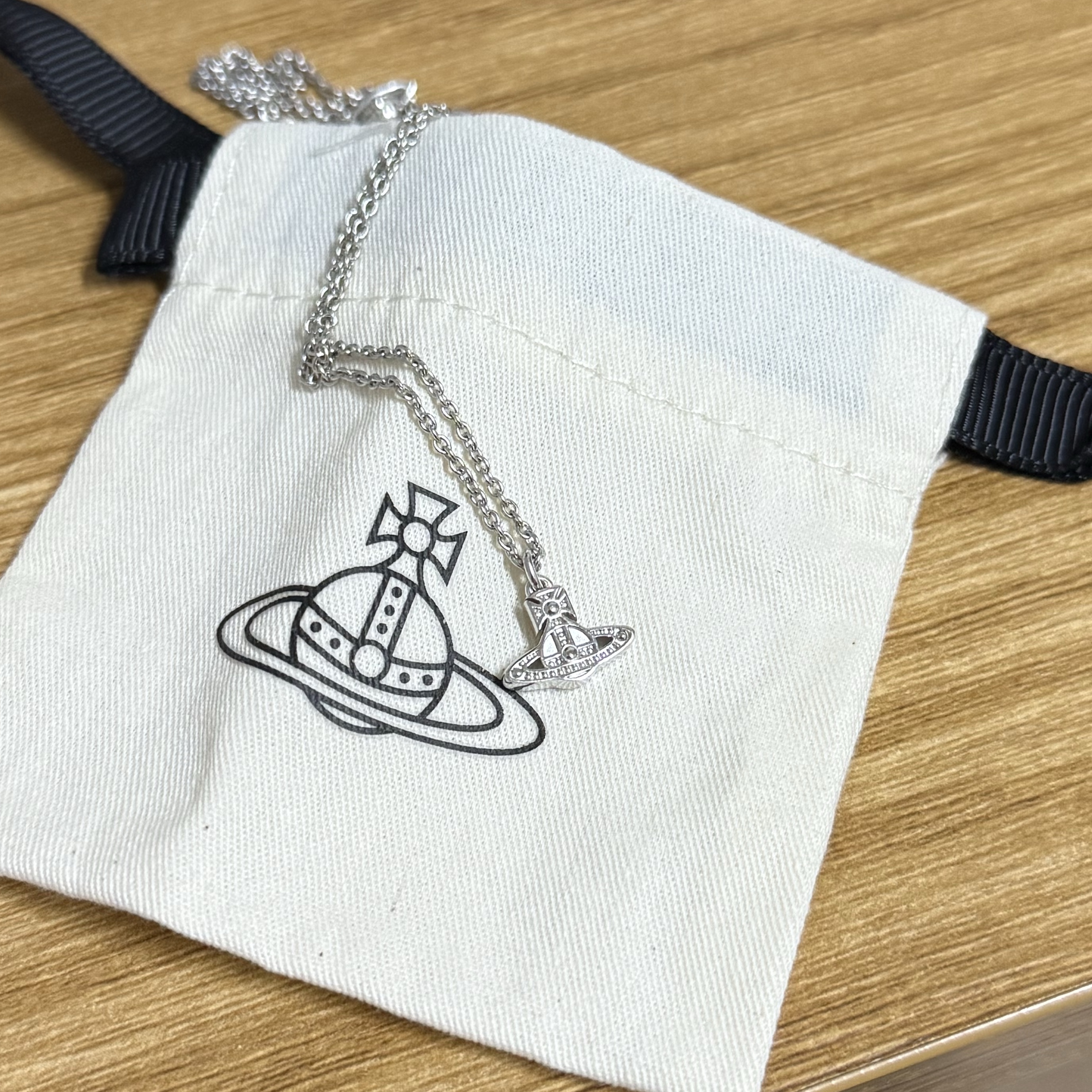 Vivienne Westwood Oslo Pendant Silver 착용 스타일