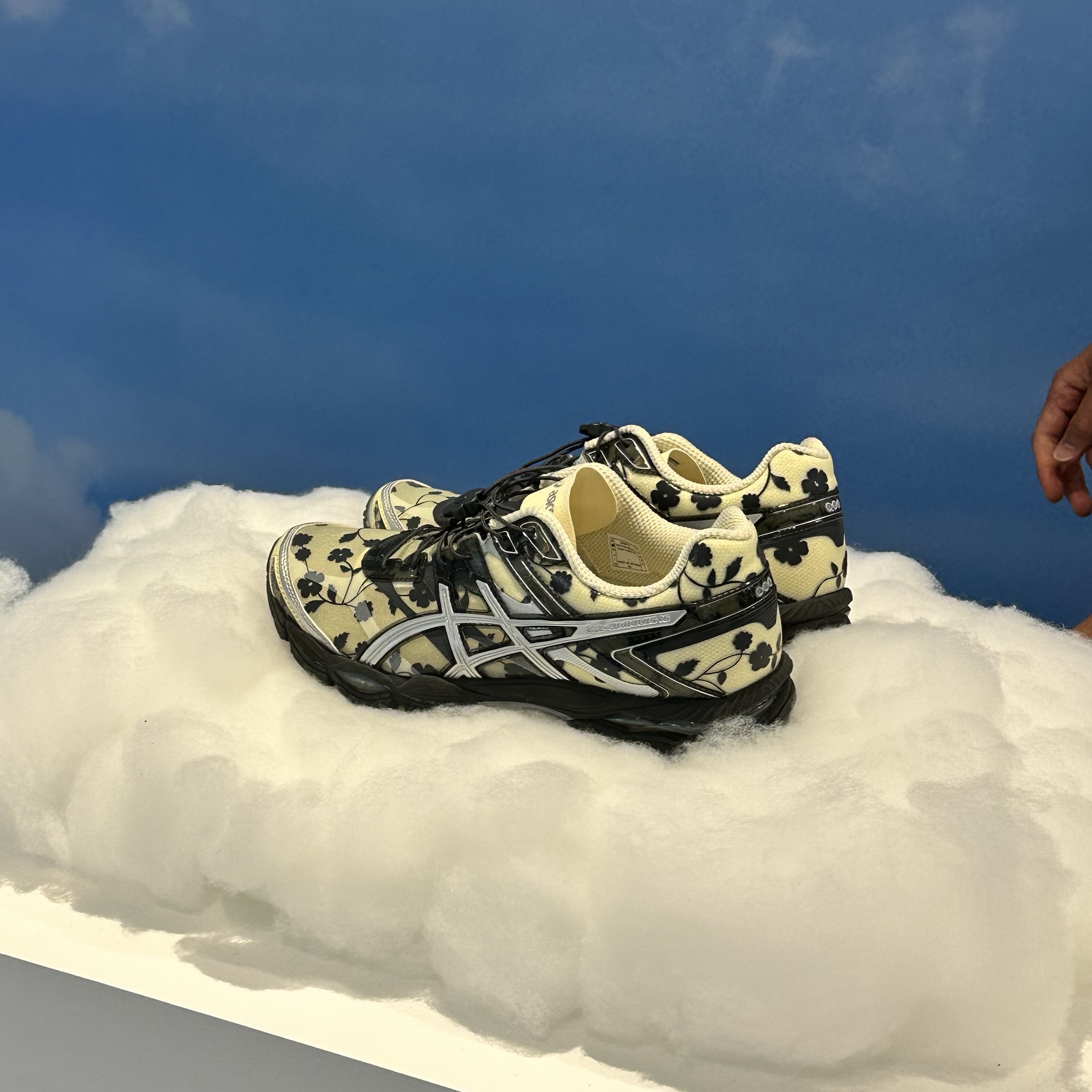 Asics x Cecilie Bahnsen Gel-Cumulus 16 Black Yellow 착용 스타일