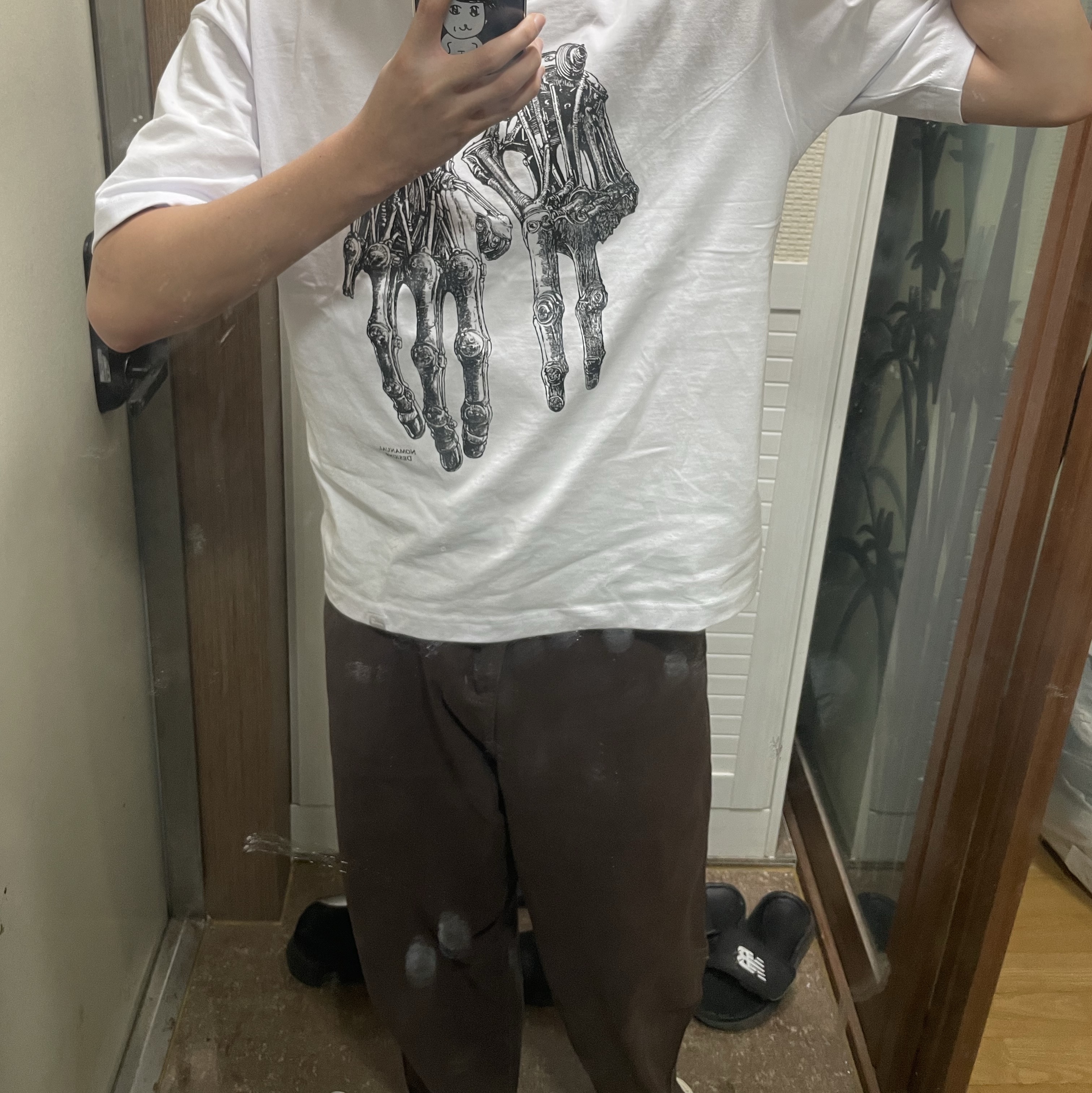 NOMANUAL Robotic Hand NM T-Shirt White, Suade Contour Pocket Denim Brown 착용 스타일