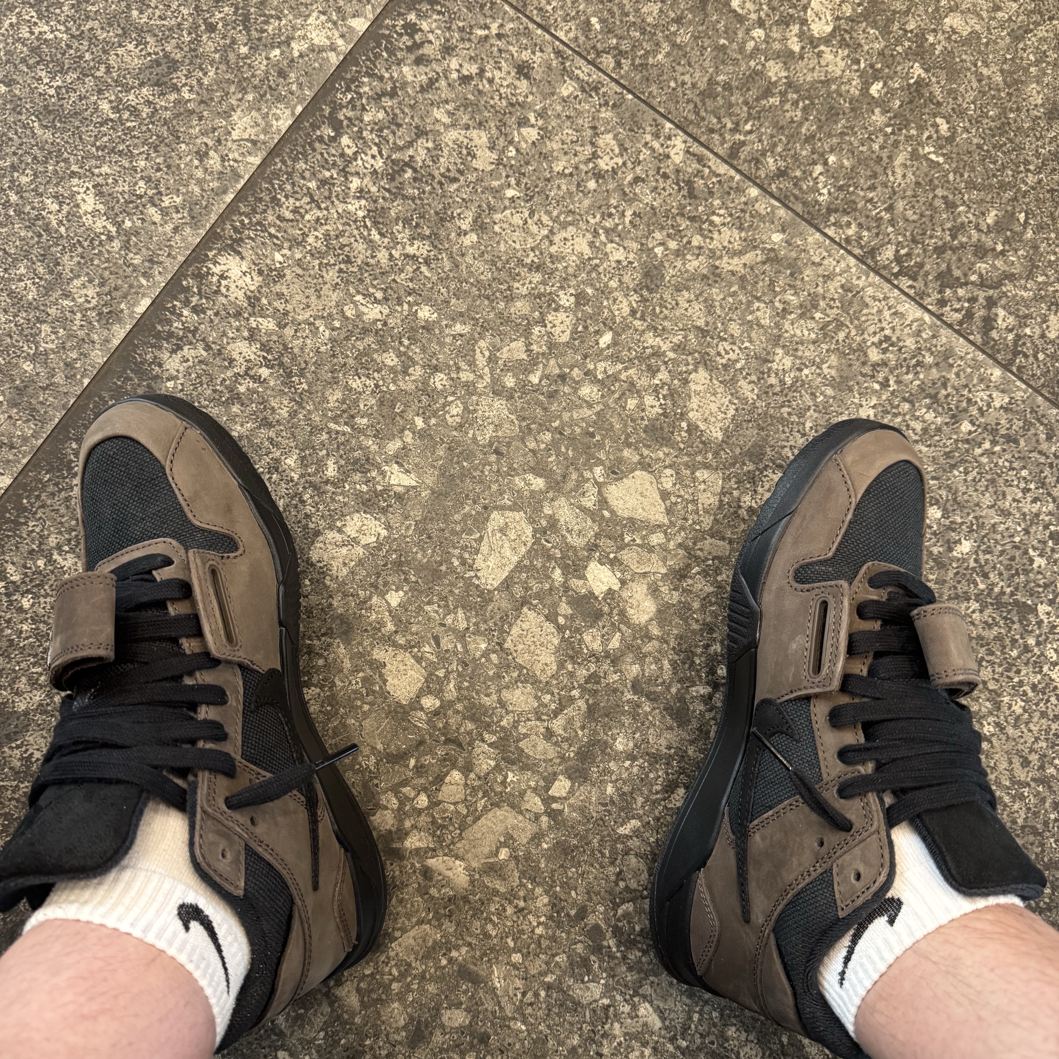 Jordan x Travis Scott Jumpman Jack TR Black and Dark Mocha 착용 스타일 - 1
