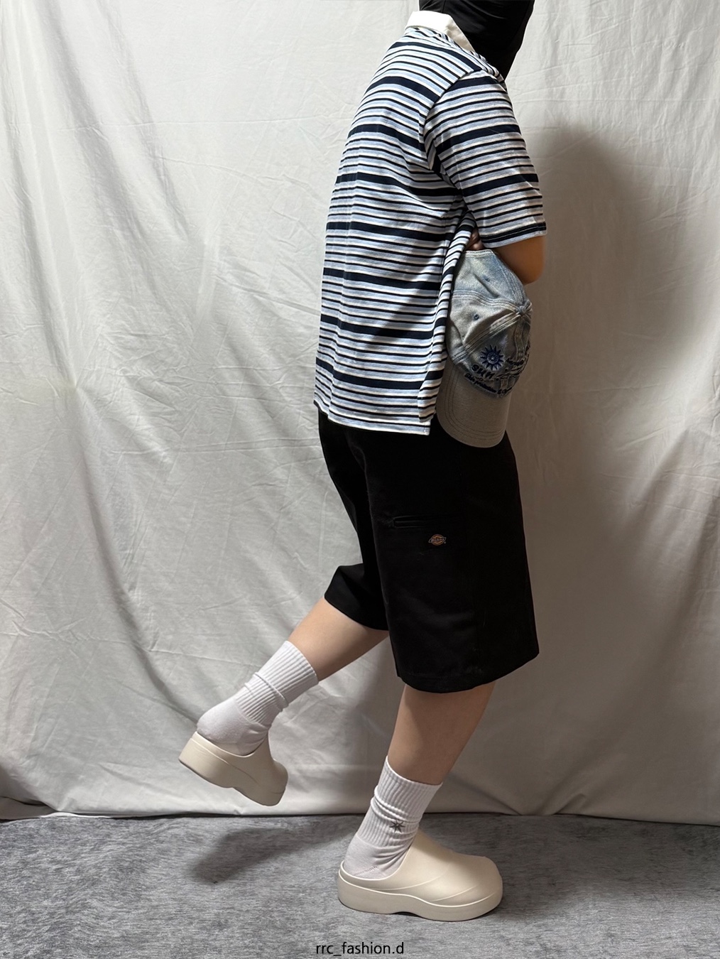 Dickies Loose Fit 13 Inch Flat Front Work Shorts Black 착용 스타일 - 2