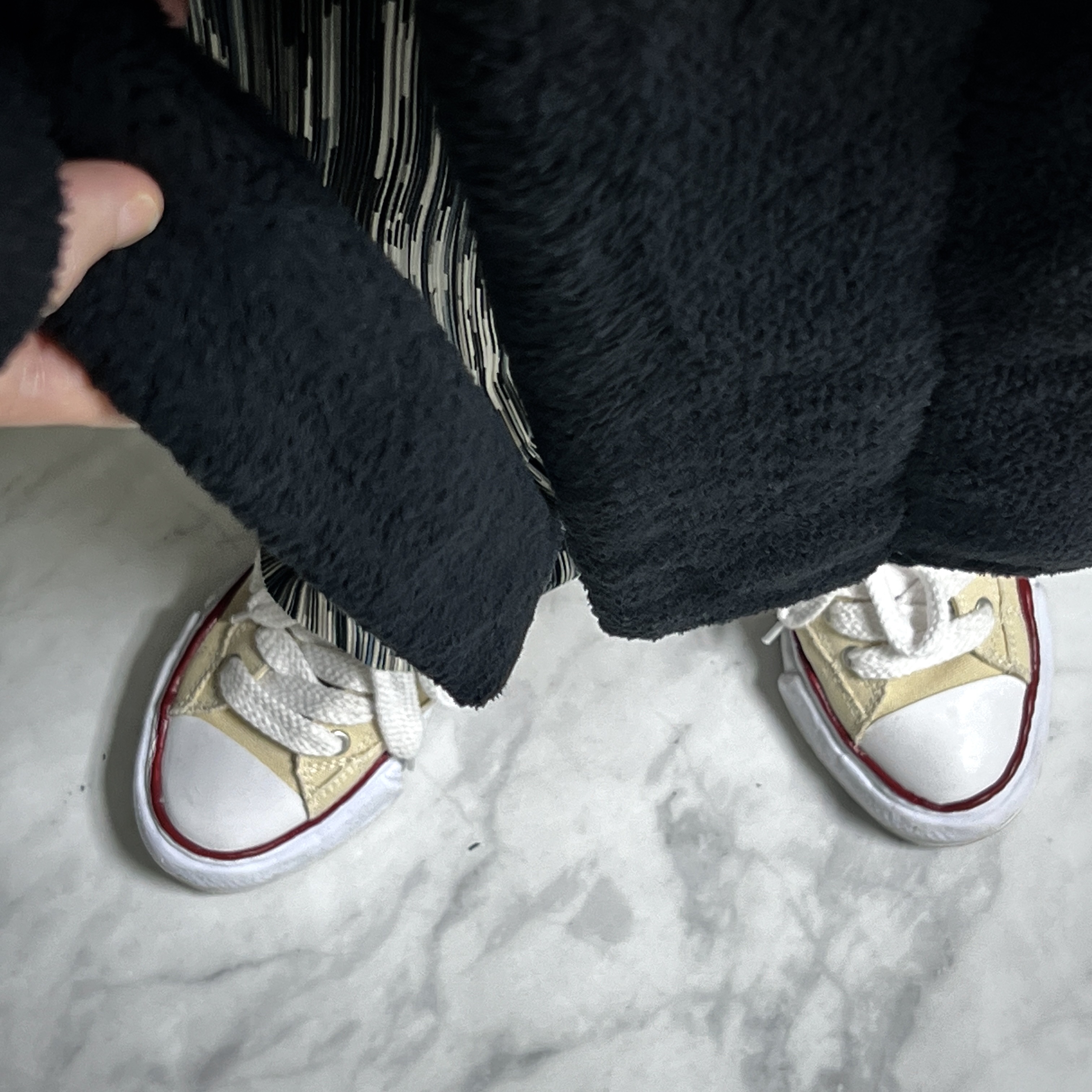 G-DRAGON Ubermensch Robe Black, Maison Mihara Yasuhiro Peterson OG Sole Canvas Low-top Sneakers Natural 착용 스타일