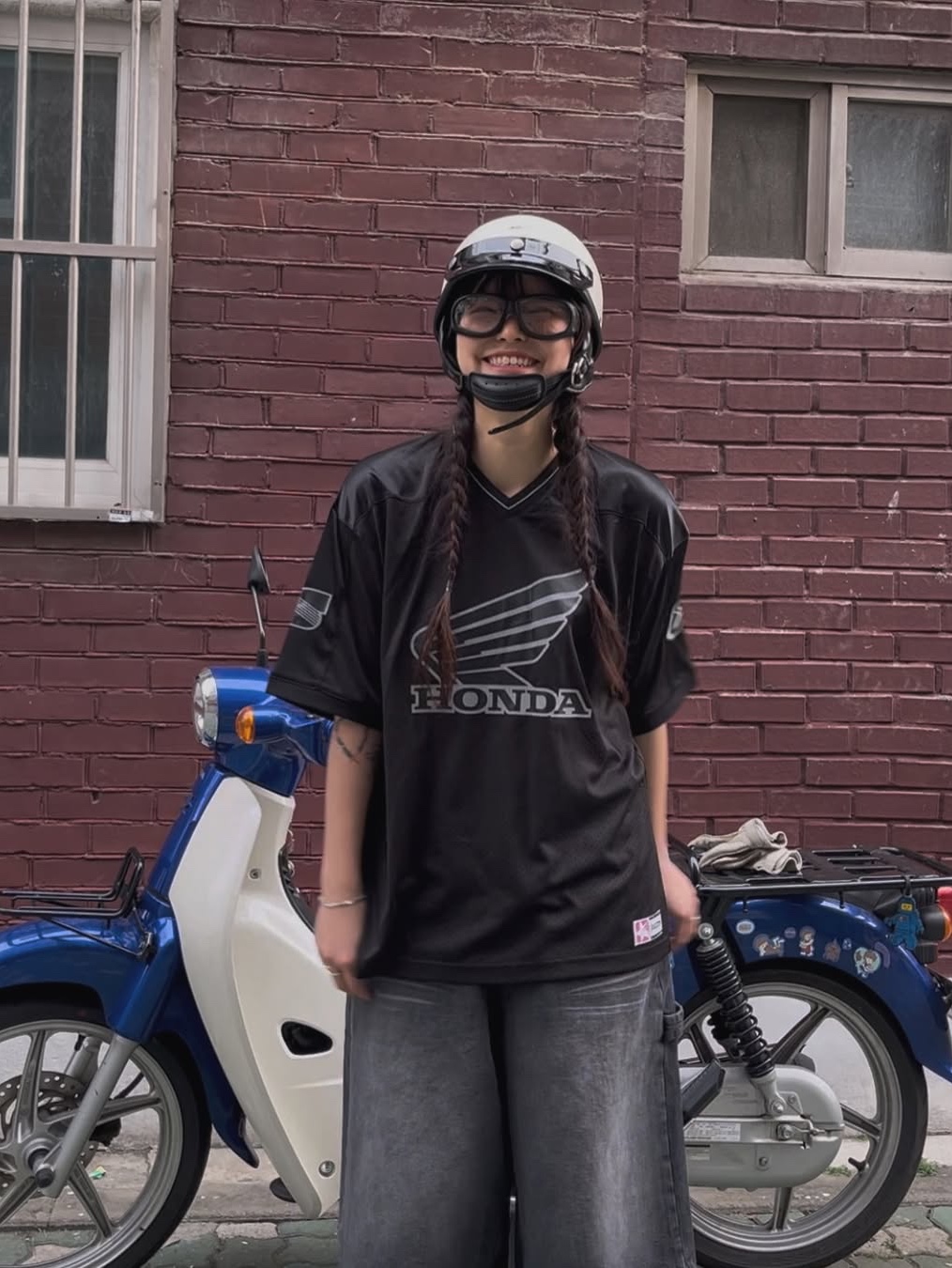 Honda Original Wing Logo Mesh T-Shirt Black, Honda Wing Logo Carpenter Bermuda Pants Charcoal 착용 스타일 - 1