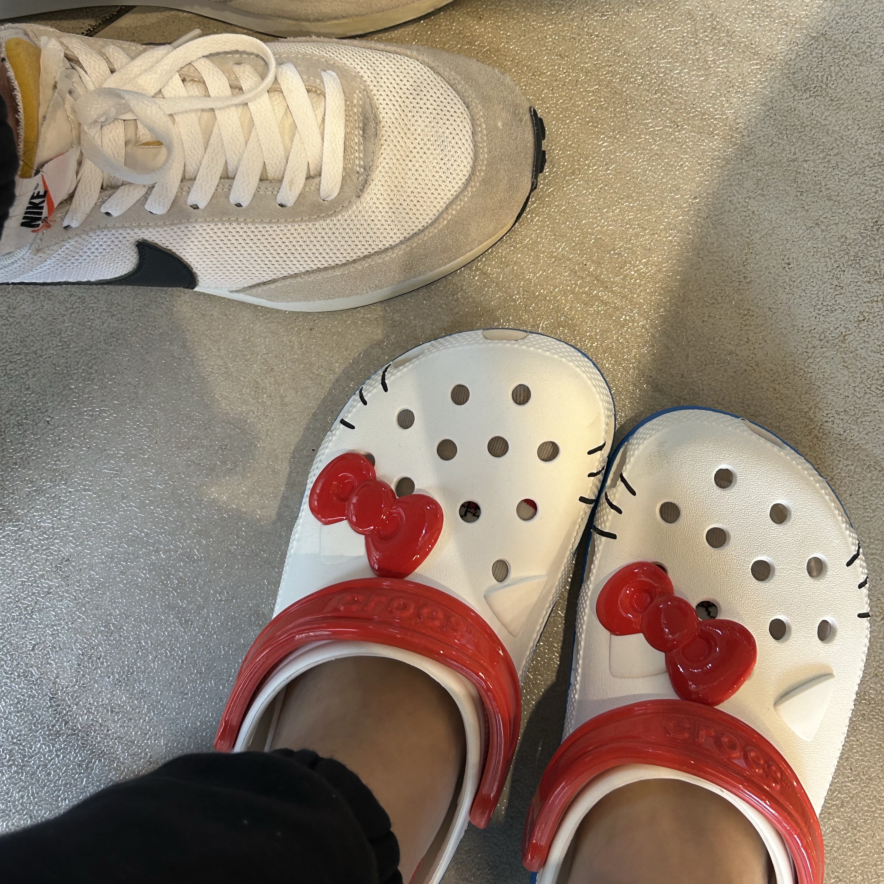 (W) Crocs x Hello Kitty Classic Clog White, (W) Nike Daybreak Summit White Black 착용 스타일