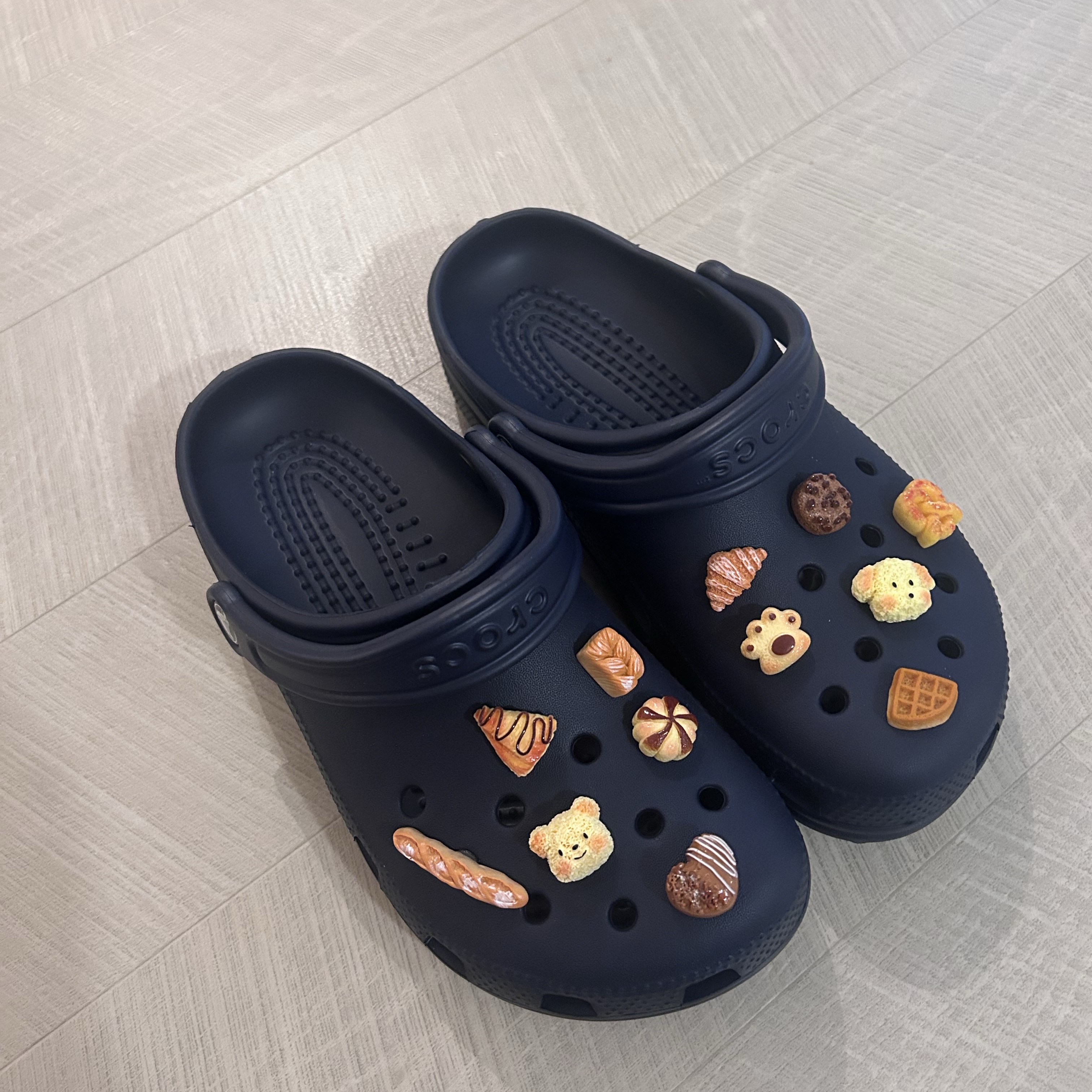 Crocs Classic Clog Navy 착용 스타일