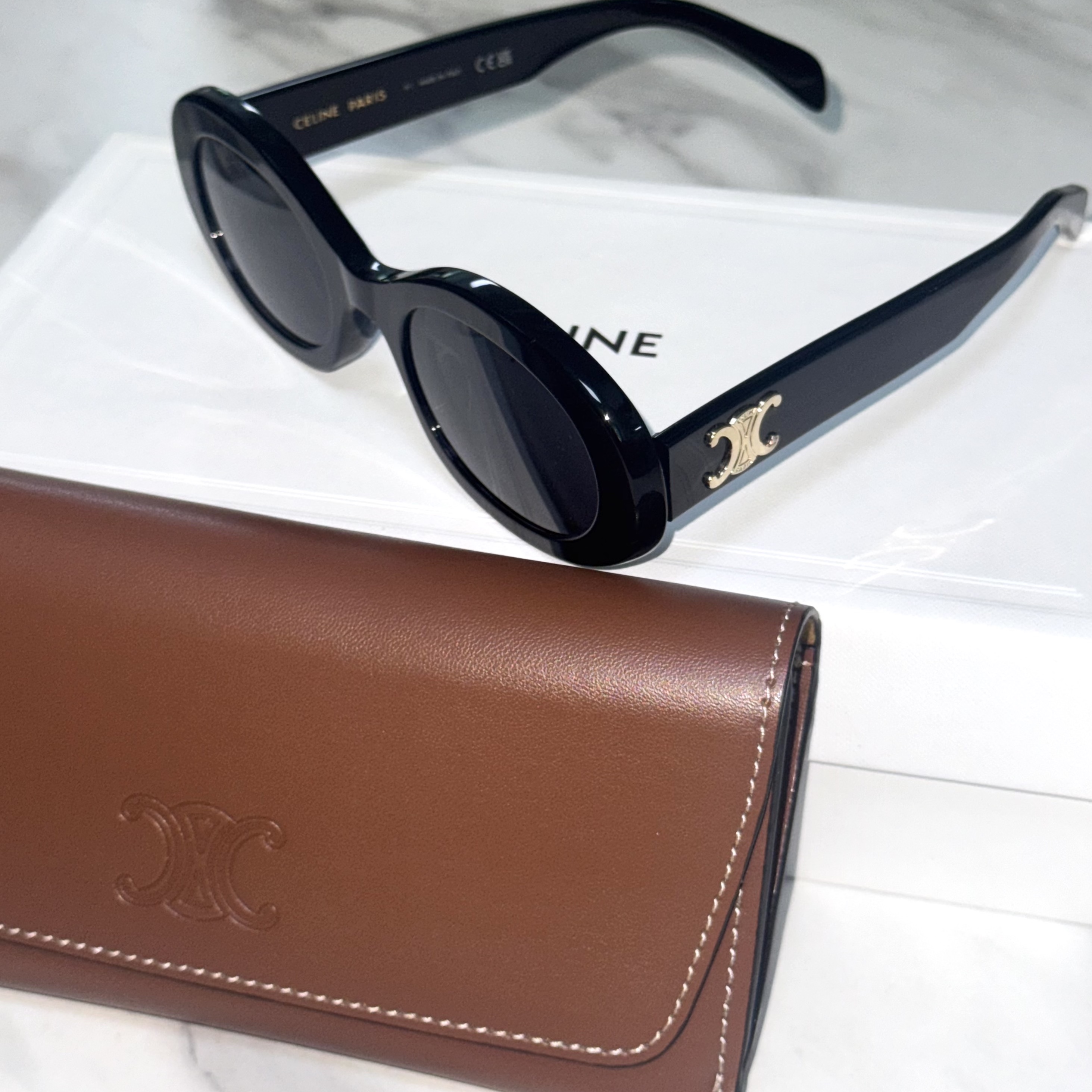 (W) Celine Triomphe 01 Sunglasses in Acetate Black 착용 스타일
