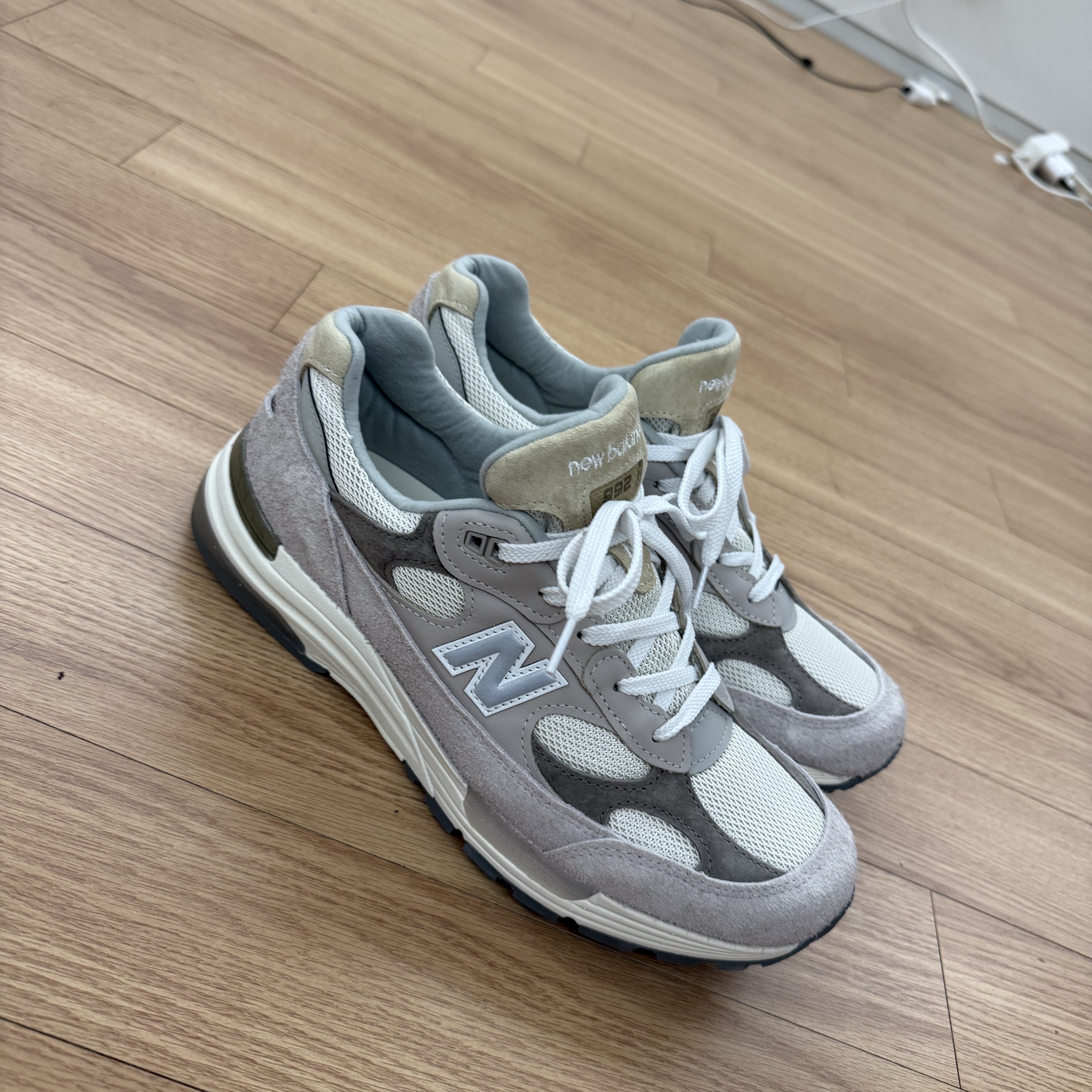 New Balance 992 Made in USA Moonrock Mushroom 착용 스타일